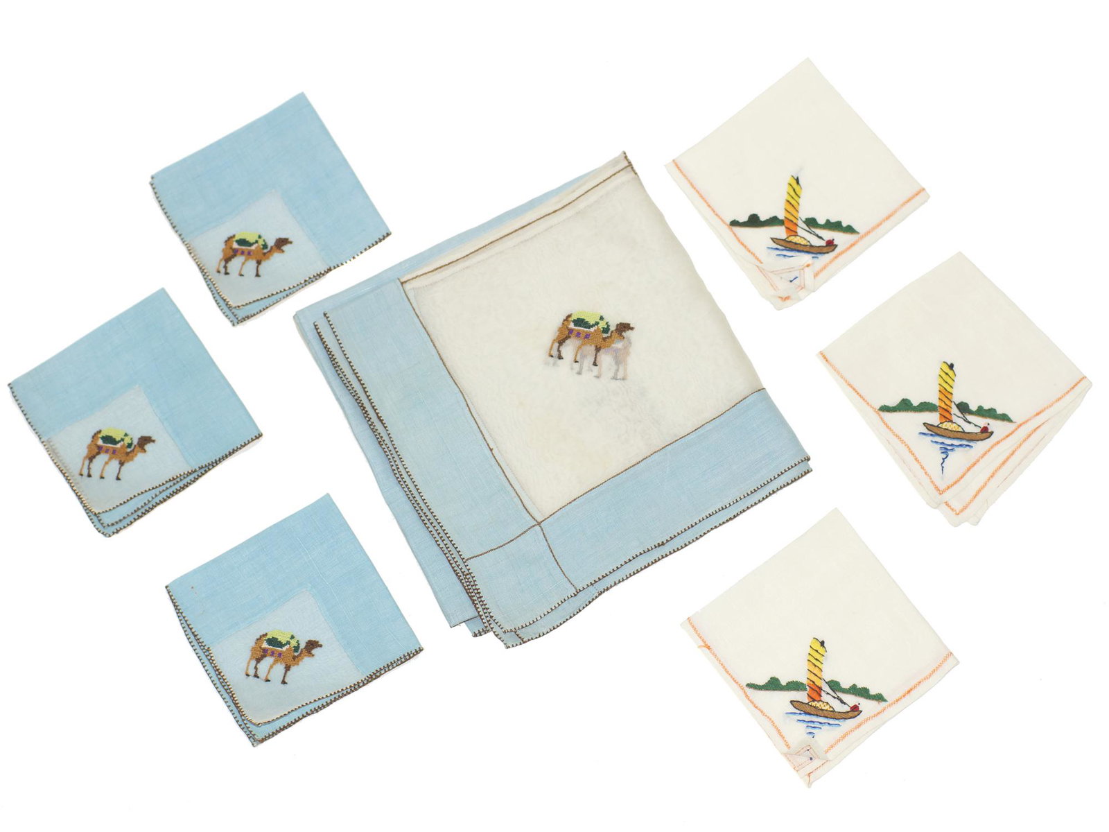 A VINTAGE EMBROIDERED TABLECLOTH AND NAPKINS. 20TH C.: Unlike most of these sets with a floral pattern, here we can see embroidery in the form of camels and bright boats, which gives the set an exotic look. Many of these tablecloths have been used in the 