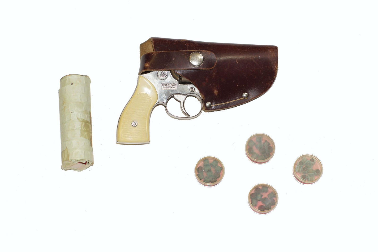 A VINTAGE MONDIAL TOY CAP GUN CAL 22 PISTOL: A vintage toy gun. Mondial Cap Gun Model 1960-S cal 22 Pistol Revolver Made in Italy, with leather holster and gas cartridges. Dimensions: L 6 in.
