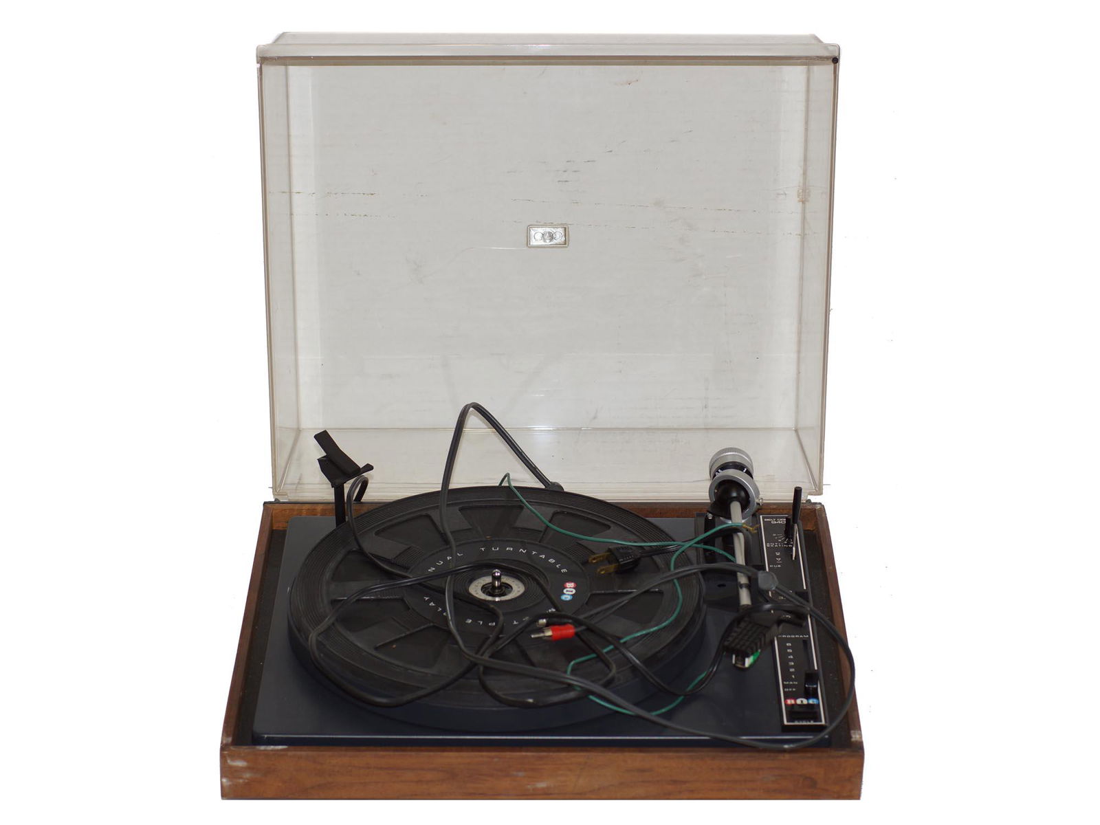 A VINTAGE BIC MANUAL TURNTABLE RECORD PLAYER: An old record player BIC from the 1970s. Model 940. Dimensions: 7 x 13 x 16 in.