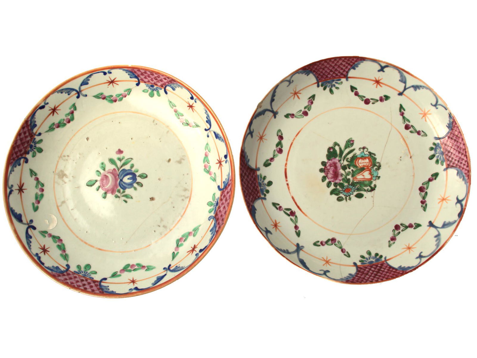 PAIR OF CHINESE PORCELAIN HAND PAINTED PLATES: Chinese export porcelain hand-painted plates, designed with floral pattern in the same style. Unmarked. Circa late 18th century. Dimensions: D: 10 1/2 in., (26.7 cm.)D: 10 1/2 in., (26.7 cm.)