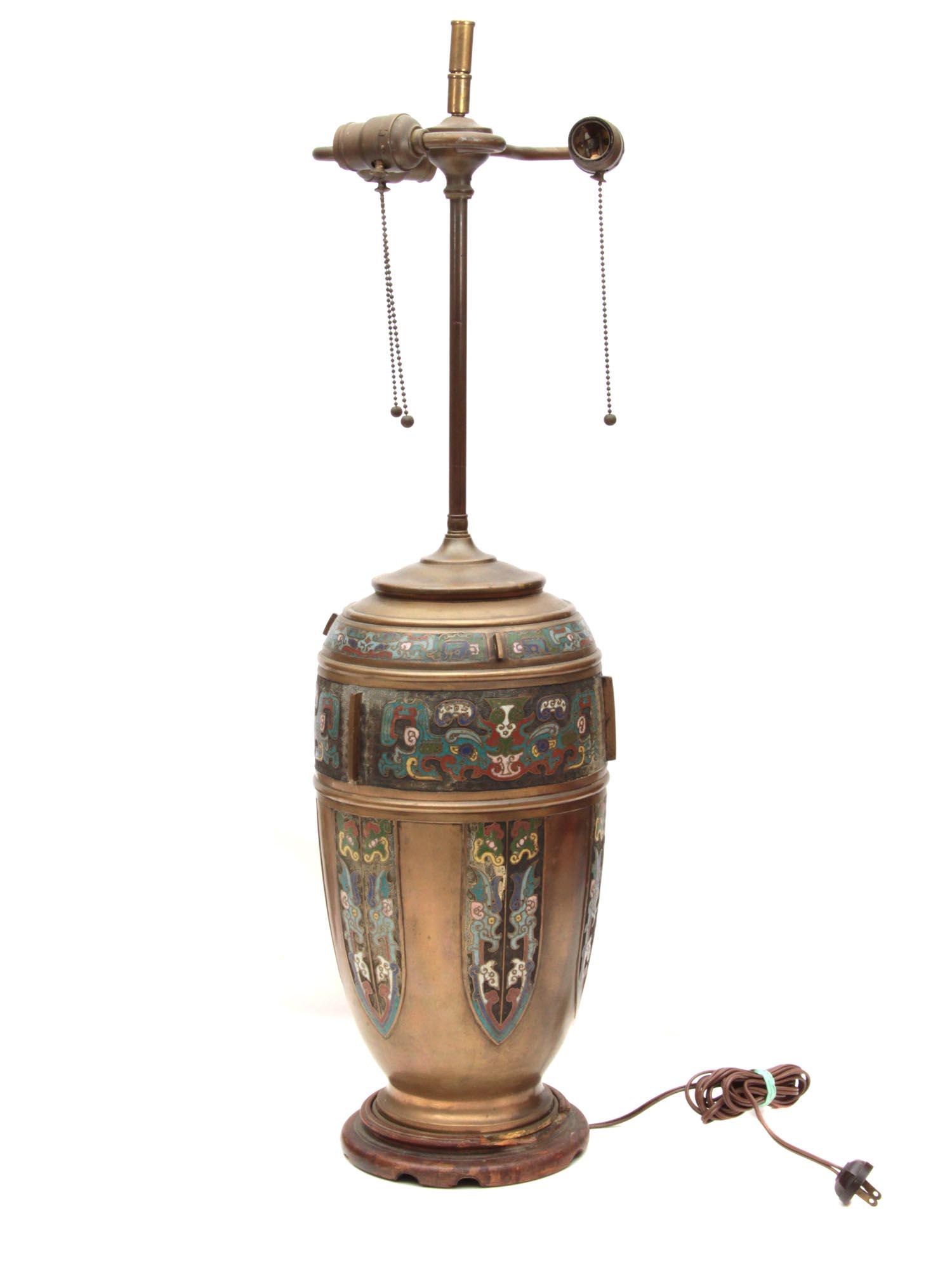 A VINTAGE CHINOISERIE TABLE LAMP EARLY 20TH C (1 of 2)
