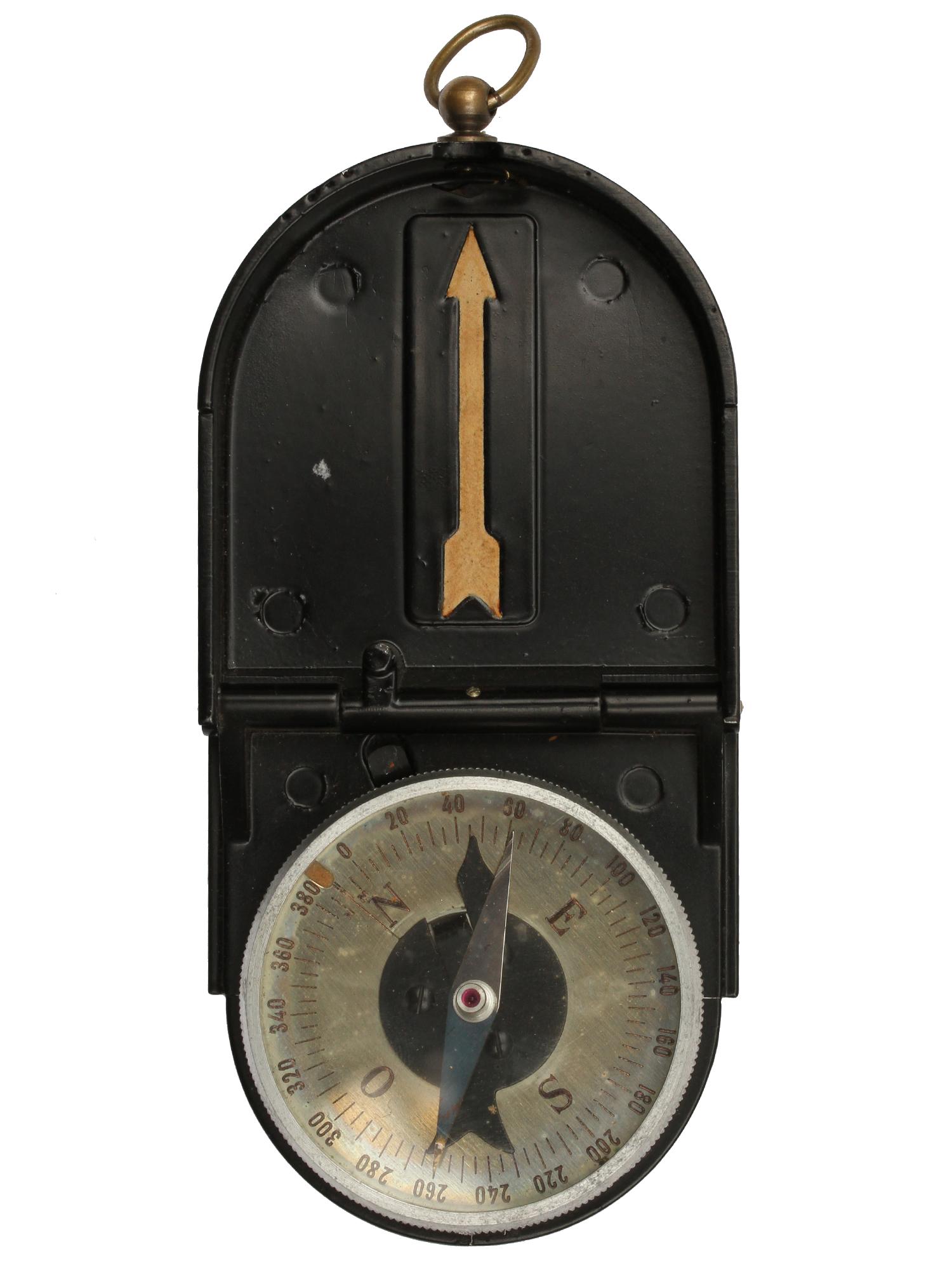 A FRENCH ARMY AND GENDARMERIE COMPASS: The ModÃ¨le 1922 compass as described in an instruction document issued by the French Institut GÃ©ographique National (IGN, 1943). Its dial features a fixed black marching arrow like on the WWI po