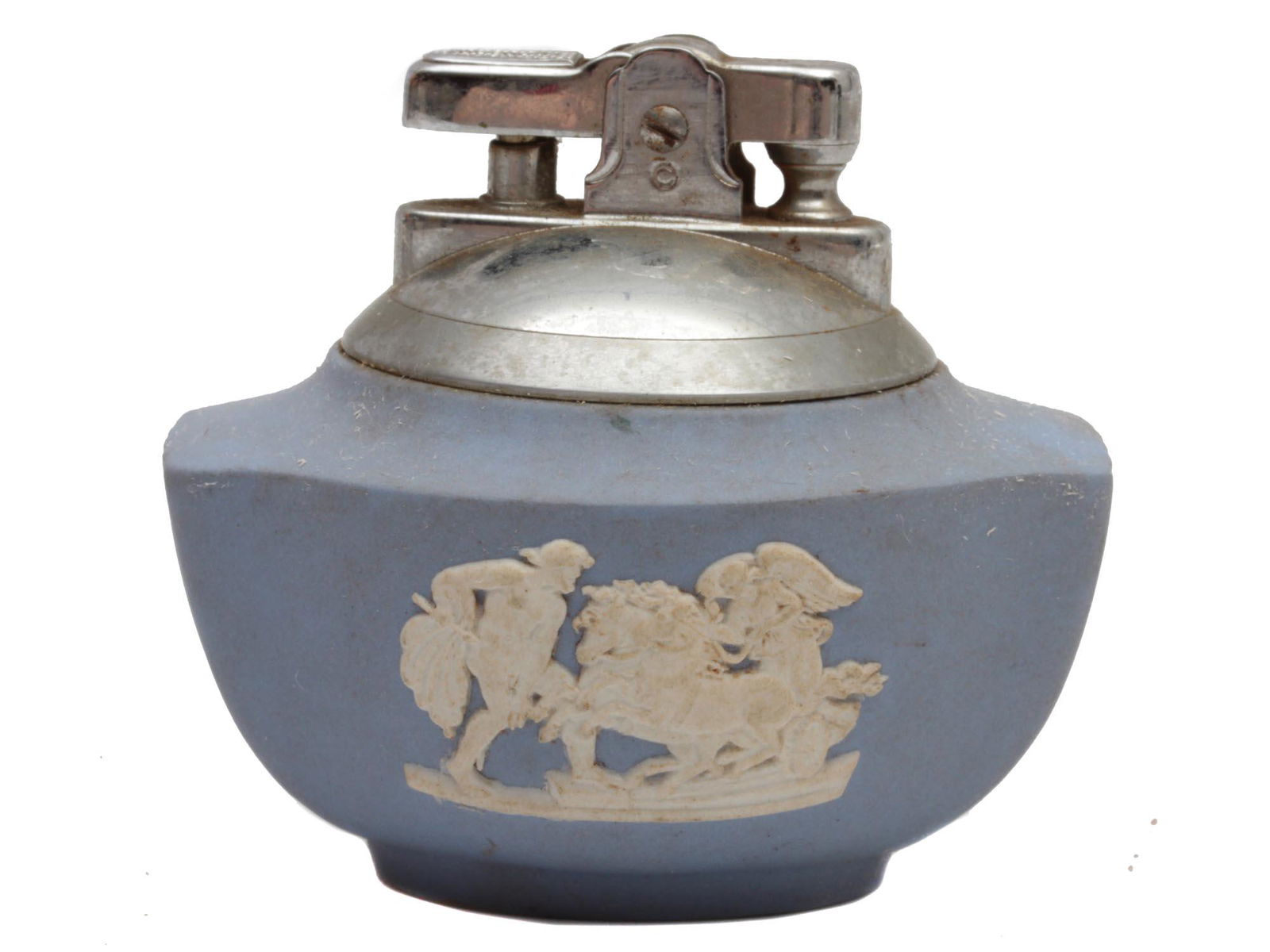 A VINTAGE RONSON AND WEDGWOOD TABLE LIGHTER: Marked on a base "WEDGWOOD. MADE IN ENGLAND" and "RONSON" on a metal case. In good condition, with expected slight stains and abrasions, traces of rust. Dimensions: H: 2 3/4 in., (7 cm.)