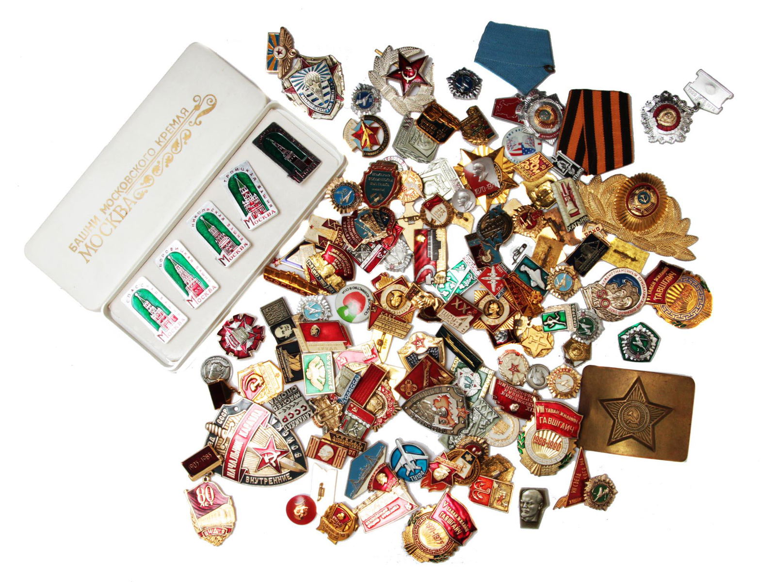 A LOT OF ASSORTED RUSSIAN SOVIET PINS AND BADGES: A set of four commemorative Moscow pins, vintage Soviet solder uniform belt buckle, a lot of badges, military pins, Russian cop badge, Lenin pin and others. Dimensions: Various dimensions