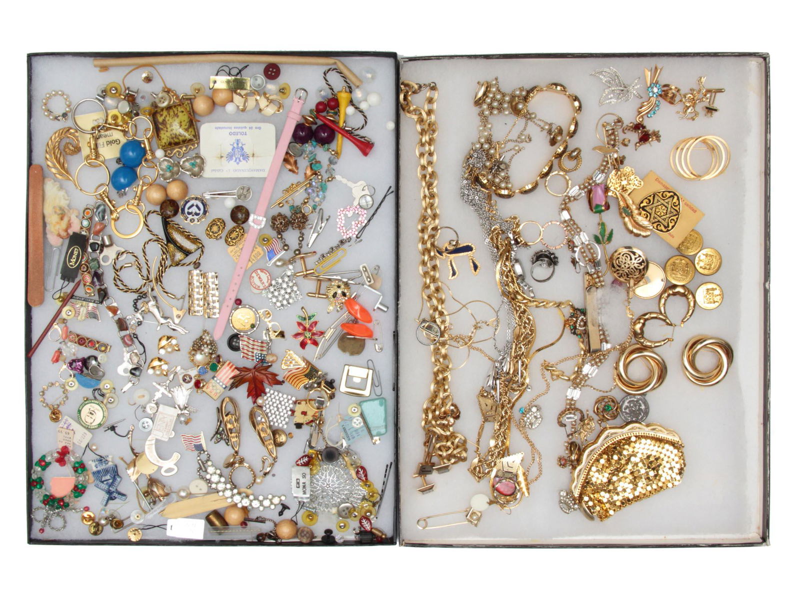 A LOT OF ASSORTED VINTAGE COSTUME JEWELRY: This lot contain a several dozens of vintage and modern costume jewelry. From brand name to no name. Bracelet, brooch, necklaces, pendants, earrings, and many more. Dimensions: Various dimensions.