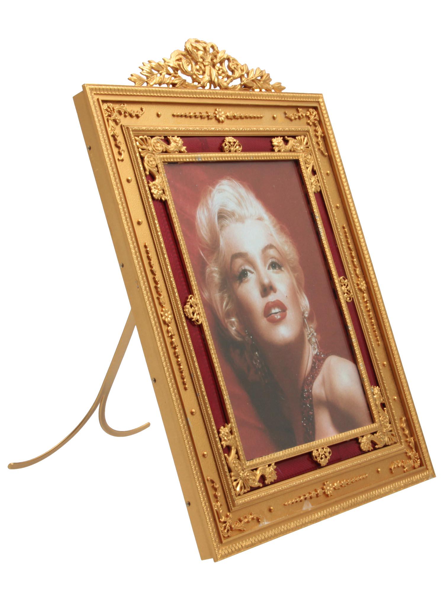 A GILT-BRONZE FRENCH ORMOLU VINTAGE PICTURE FRAME: A fine detailed gilt bronze French ormolu style rectangular-shaped standing photo frame with very ornate applied decorations on top and around the edges, enclosing a single photo inset. The back with 