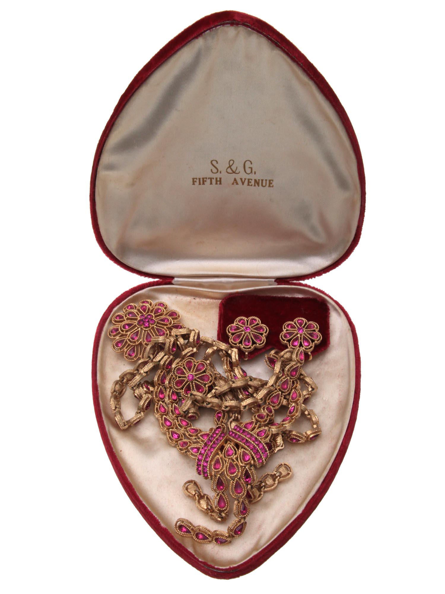 A SET OF 4 ANTIQUE COSTUME JEWELRY FROM TRIFARY: Four pieces set of antique costume jewelry from the famous American brand Trifari in the original red heart-shaped velvet box from S&G Fifth Avenue. A set includes Trifari signed necklace, bracelet, b