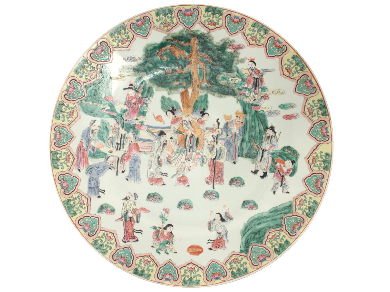 A LARGE CHINESE EXPORT PORCELAIN CHARGER, 19TH C.: A large antique Chinese porcelain Rose Mandarin charger depicting a multi-figured scene from court life. The border is decorated with beautiful patterns in the form of lotus flowers in an arched frame