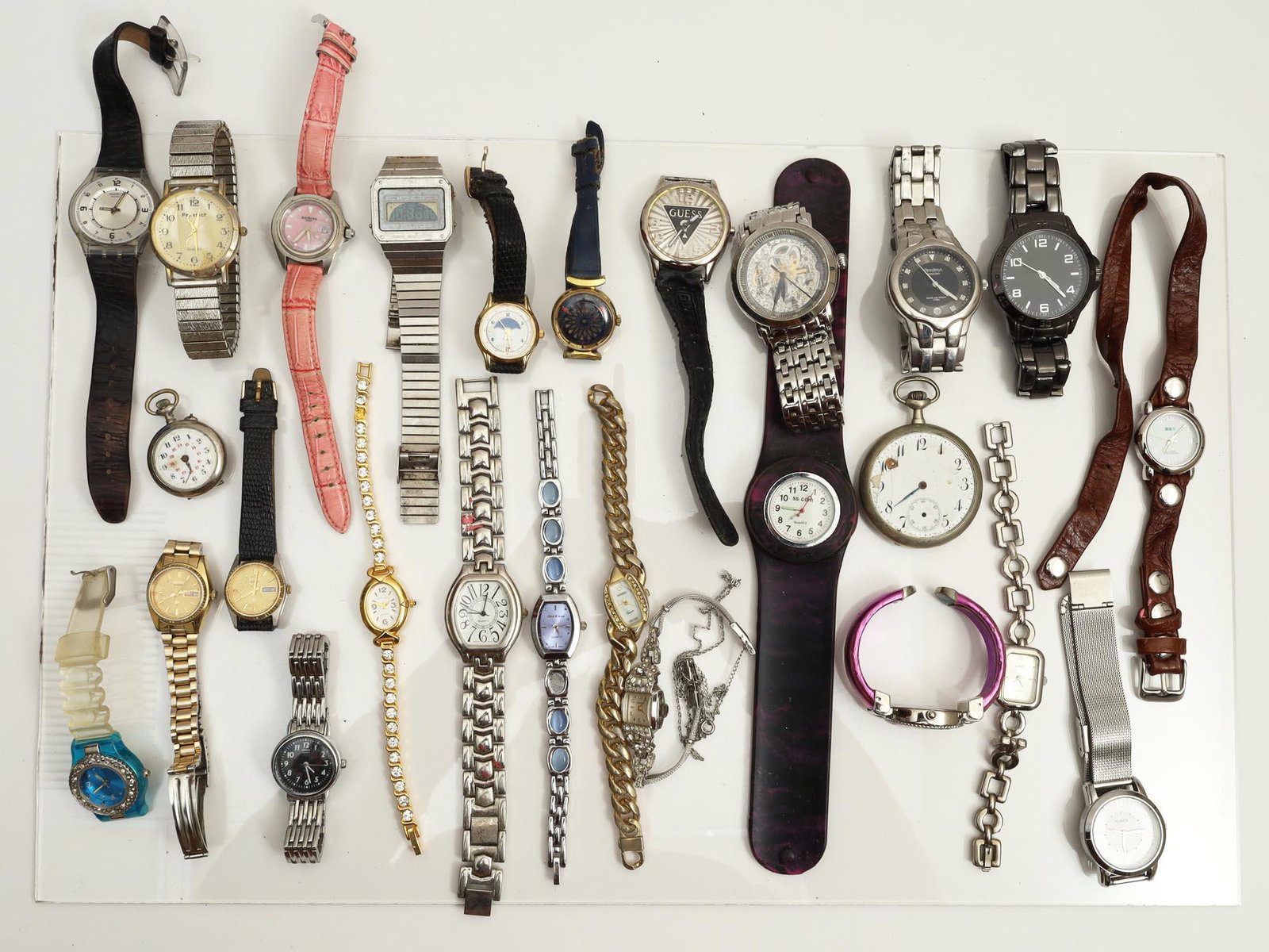 A LOT OF 26 VINTAGE ASSORTED WATCHES: This is a lot of Collectible wrist watches for men and women, some of the manufacturing companies are: Armitron, Geneva, Linel, La Mer Collections, Stuhrling Original, Seiko, Stauer, Timex, CASIO, amo