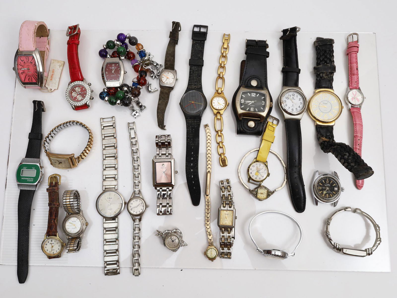 A LOT OF 26 VINTAGE ASSORTED WRIST WATCHES: This is a lot of Collectible wristwatches for men and women, some of the manufacturing companies are: Activa, Bulova, Chateau, Geneva, EST, FOSSIL, Movado, Royce, among others. All circa 20th century.