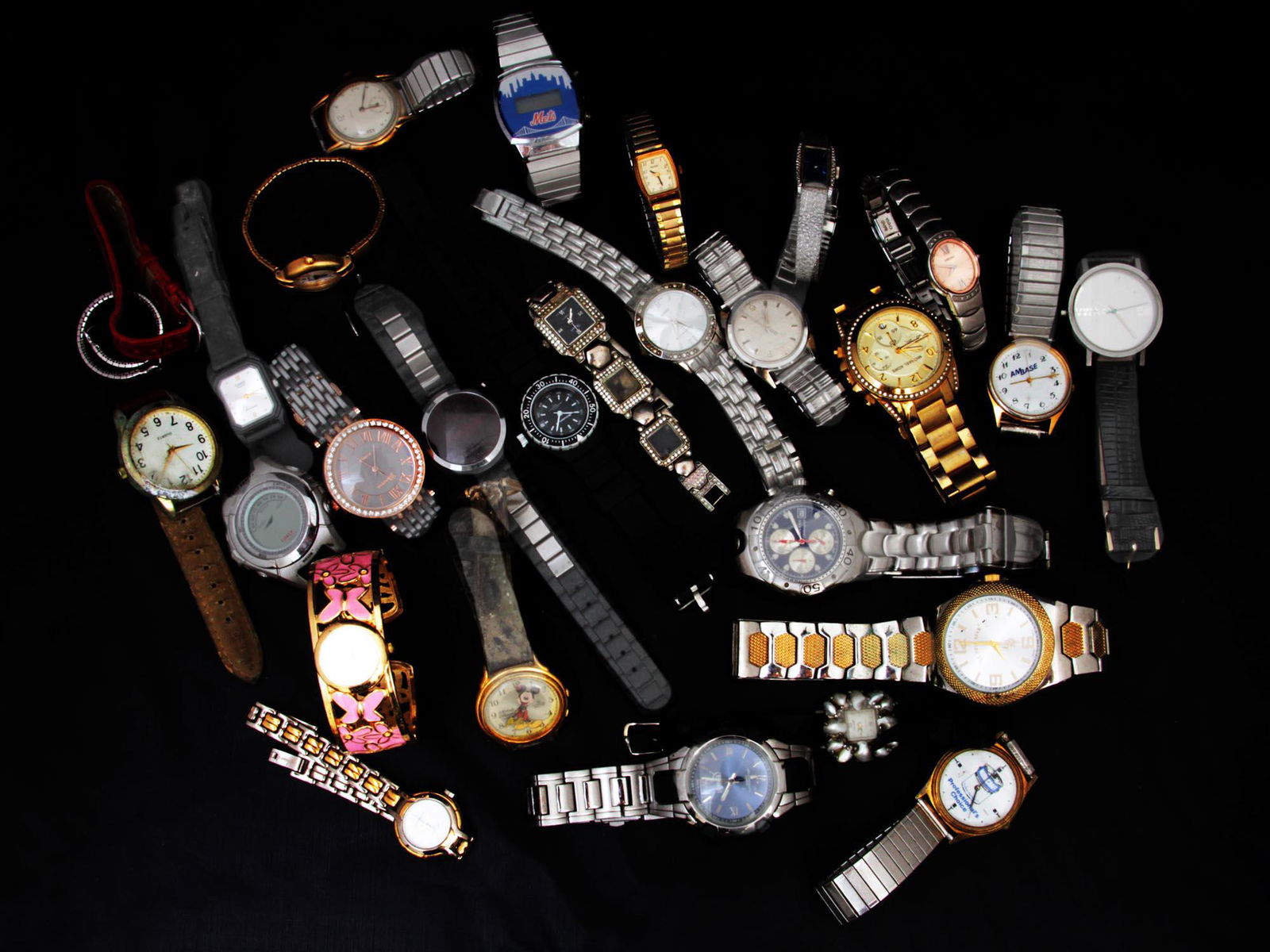 A LOT OF 26 VINTAGE ASSORTED WATCHES: This is a lot of Collectible wrist watches for men and women, some of the manufacturing companies are: Astin, Bulova, Cenere, Geneva, Michael Kors, Charter Club, Seiko, Puma, CASIO, among others. All