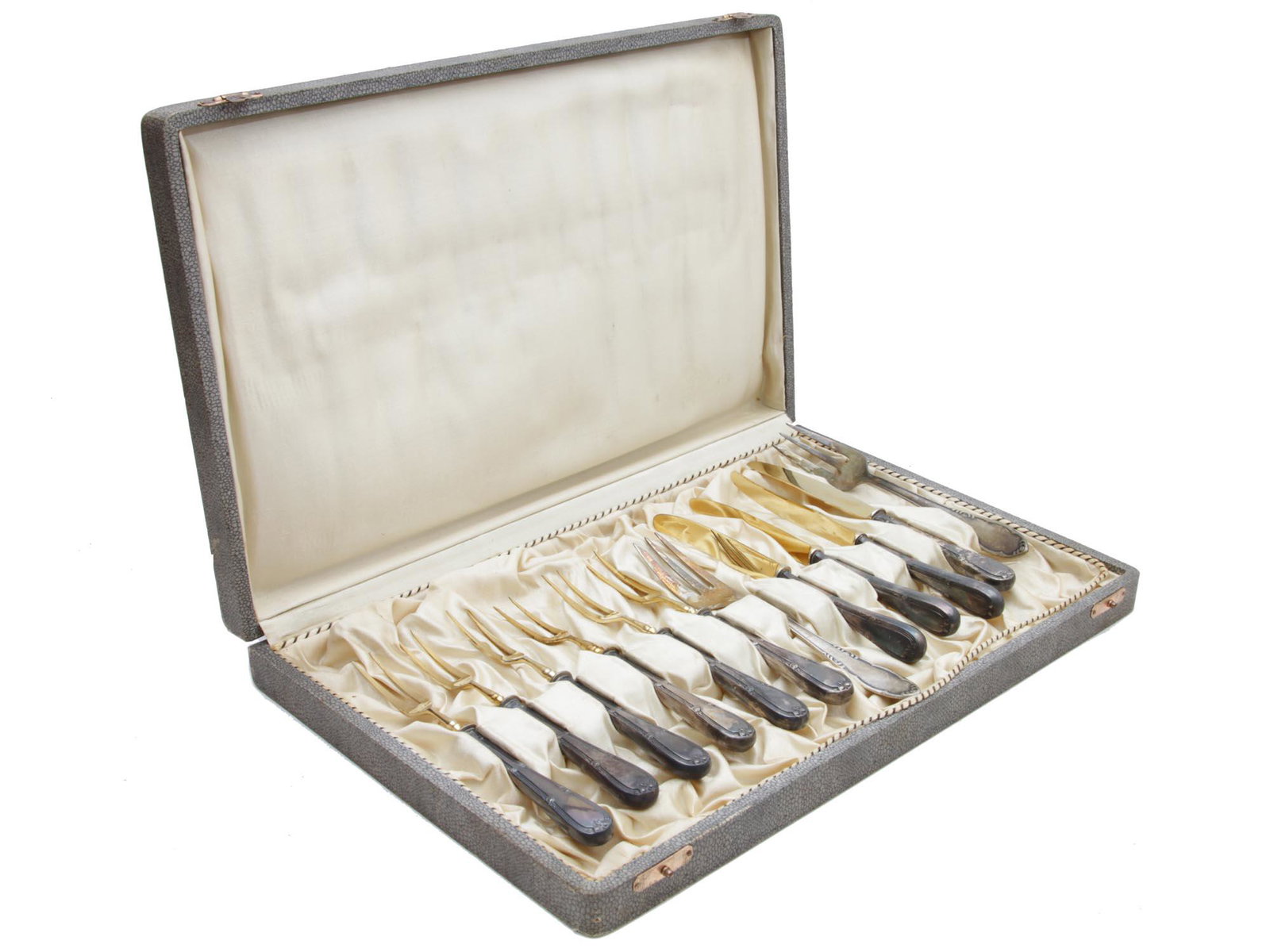 A SET OF VINTAGE FLATWARE IN A BOX 12 PIECES: A vintage set of 12 pieces: 6 forks with two gold-tone tines, two forks with three tines, and 4 knives with gold-tone blades. The handles are marked "C 100." In a gray box with metal clasps. Dimension