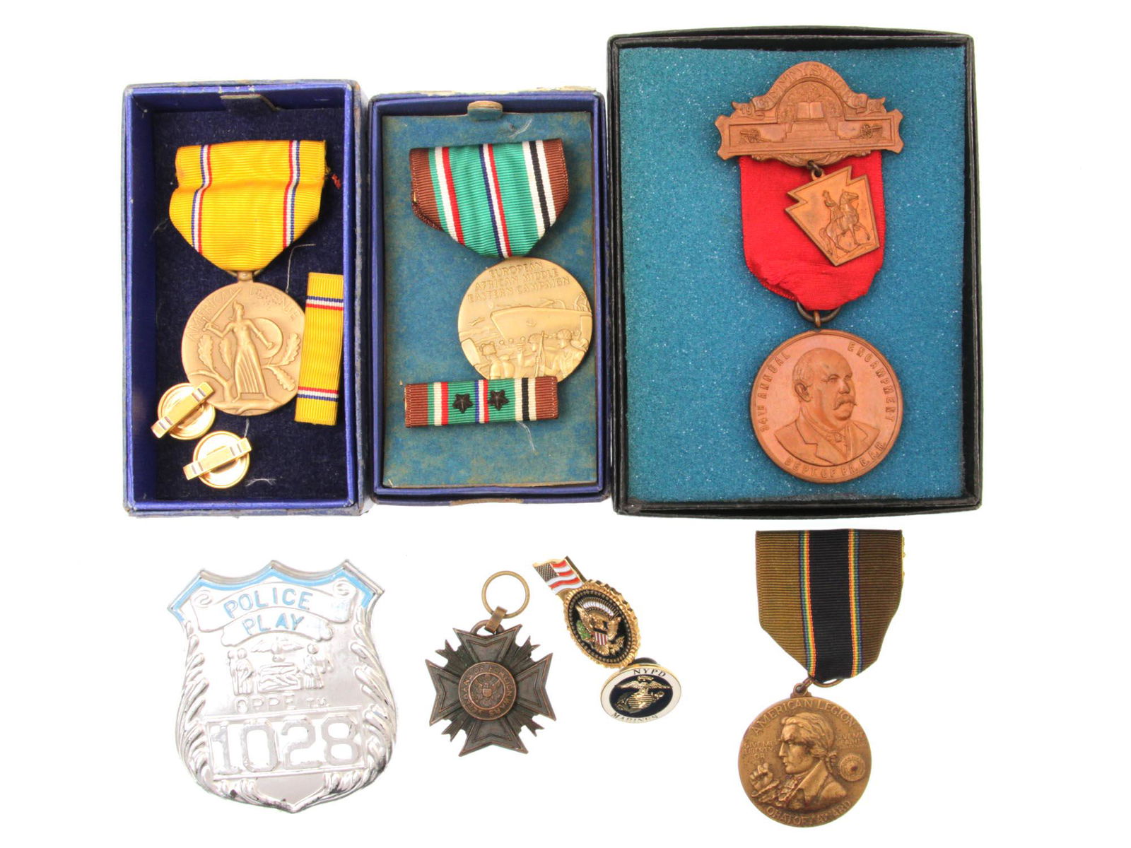 A LOT OF 12 US MEDALS PINS AND BADGES: This lot includes an American Defense Service Medal with its ribbon bar and 2 mini ribbon pins, a Europeanâ€“Africanâ€“Middle Eastern Campaign Medal with its ribbon bar, a 1900s Gettysburg "