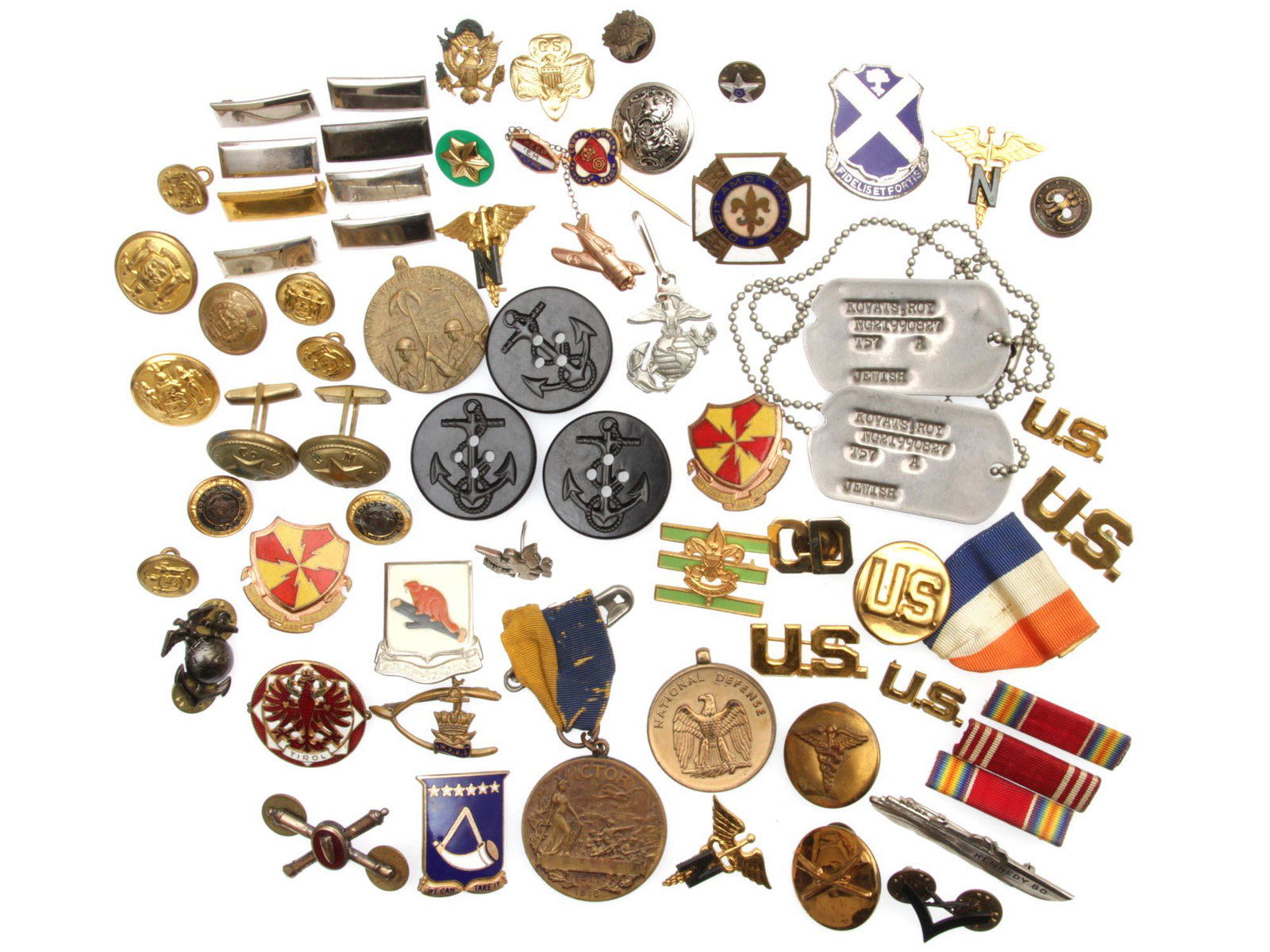 A LOT OF VARIOUS US MILITARY BADGES AND AWARDS: Lot includes various US rank and branch collar insignias, buttons from various branches of service such as the Army, Navy, Air Force, and Marine Corps, various unit insignia badges, a US Army 1917-191
