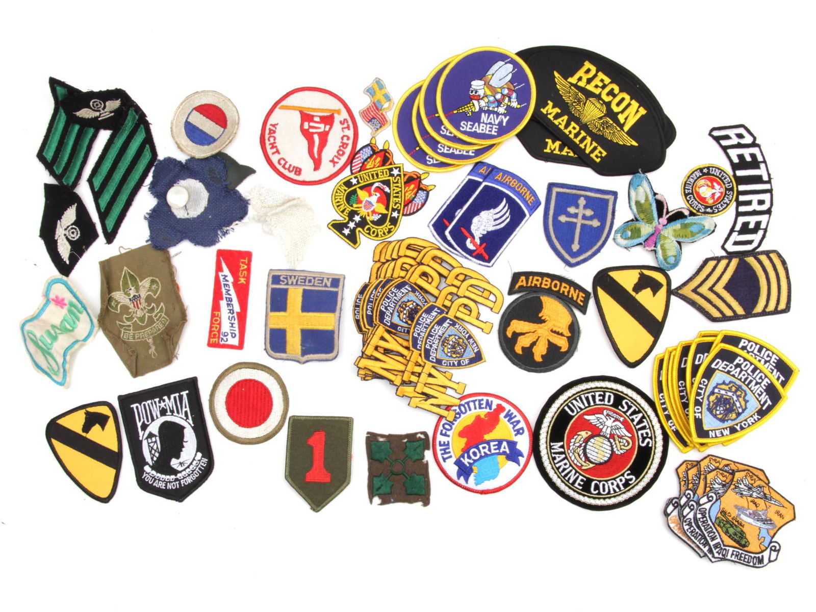 A LOT OF VARIOUS MILITARY PATCHES: Lot includes US military patches, ranging from different branches, units, and ranks. Some of these patches includes: 1st Infantry Division patch, 1st Cavalry Division patch, various Marine Corps patch