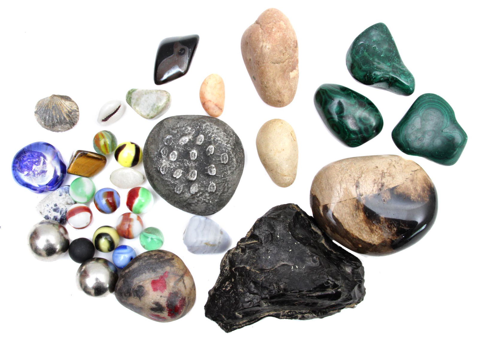 A LOT OF COMPONENTS FOR CUSTOM JEWELRY: A lot of components for custom jewelry fabrication. Included: semi-precious stones, malachite, jade, shell, artificial pearls, colorful beads, and others. Dimensions: Various sizes.