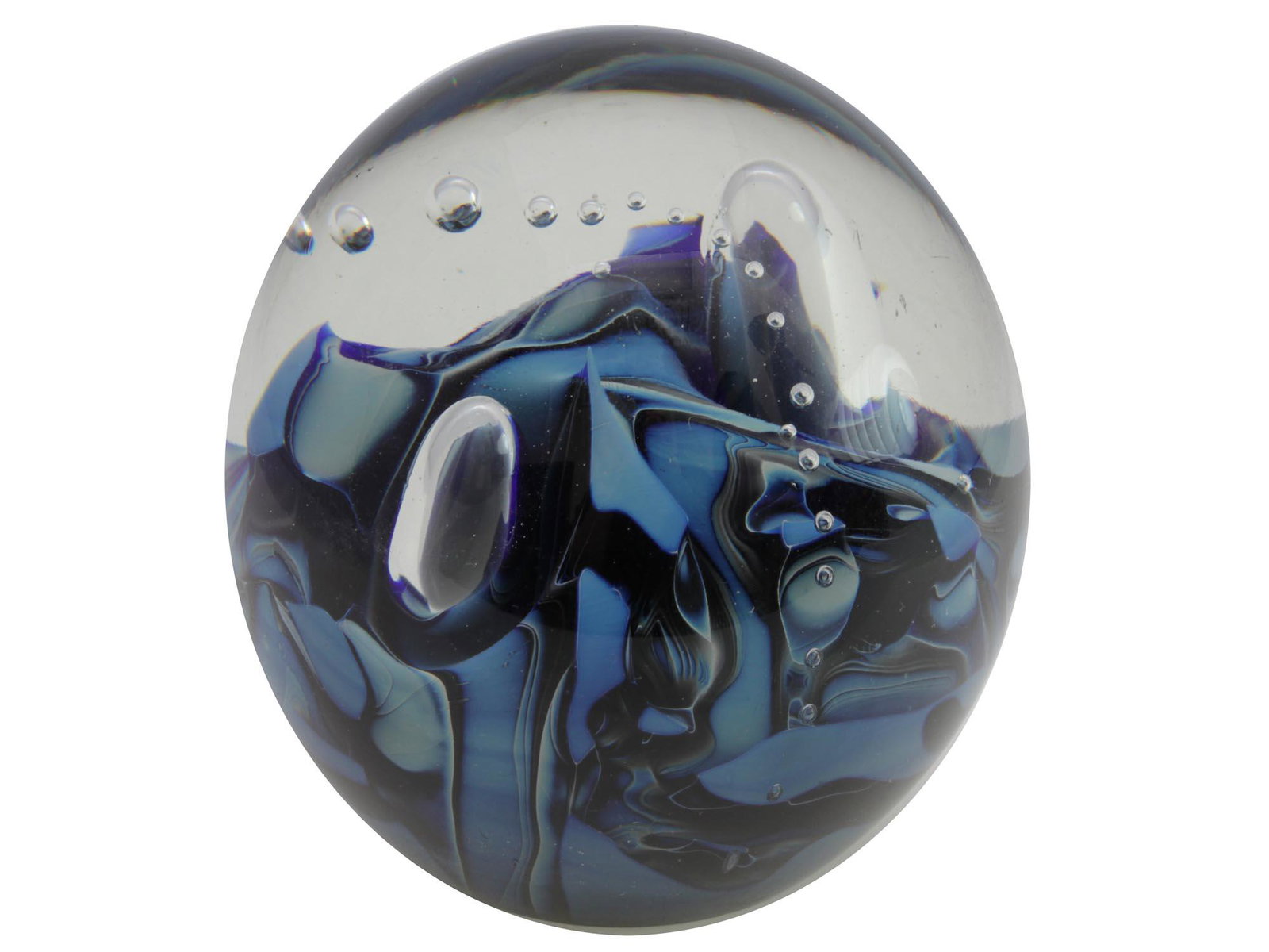 A ROBERT EICKHOLT EARLY ART GLASS PAPERWEIGHT 1986: A vintage collectible glass paperweight by Eickholt Glass, Columbus, Ohio. The Interior of the paperweight is made with bubbles and shades of blue. Signed on the bottom: Eickholt, 1986.Robert Eickholt