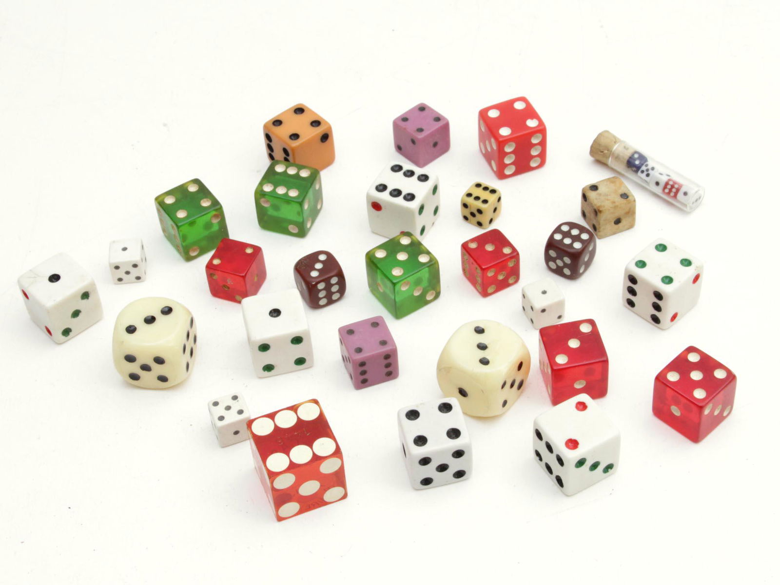 A LOT OF 32 VINTAGE CASINO COLLECTIBLE DICE: This is a lot of 32 Collectible dices, including a vintage Casino Bonaire dice, a set of five miniature dice on a glass bottle with the original cork, four red Bakelite vintage dices 'Vegas-style, amo