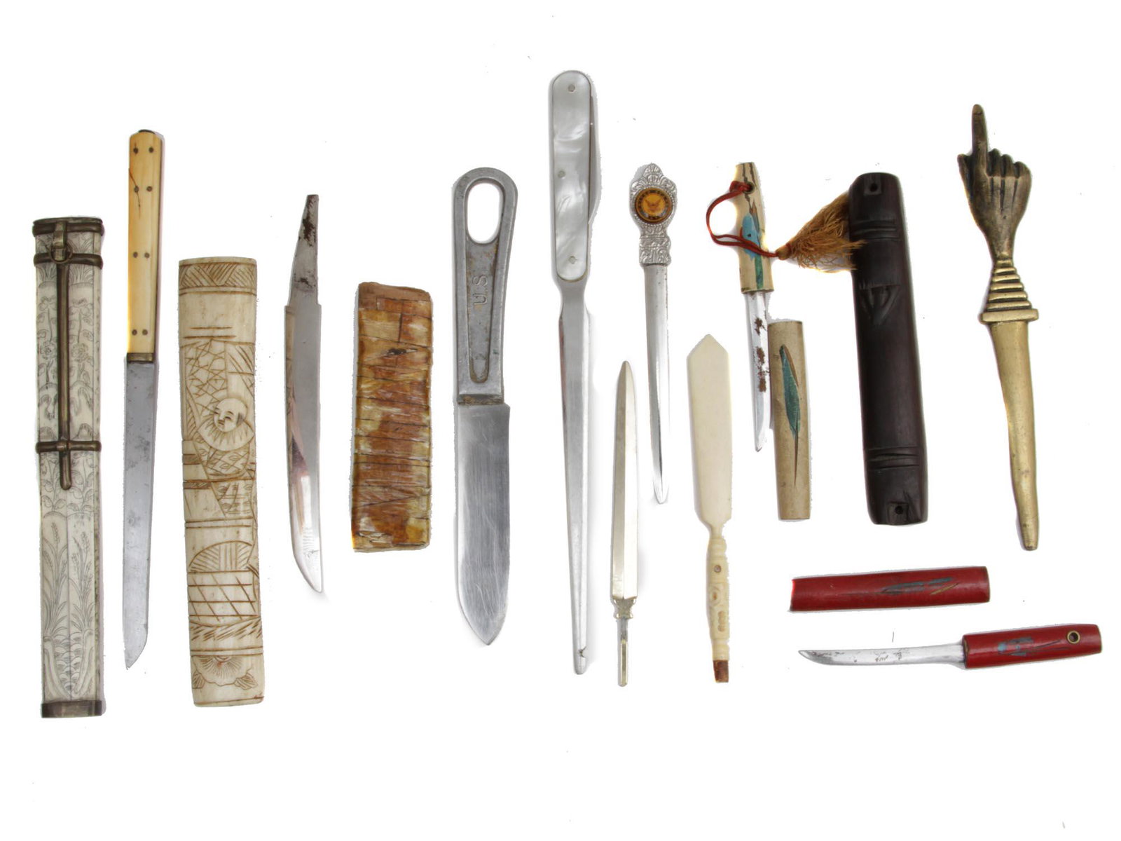 A LOT OF VARIOUS VINTAGE MINIATURE KNIVES: A lot of various vintage knives, knife blades without handles, and other items, of various shapes, including letter opener knives, with cases made of carved bone, wood, and plastic. Dimensions: Smalle
