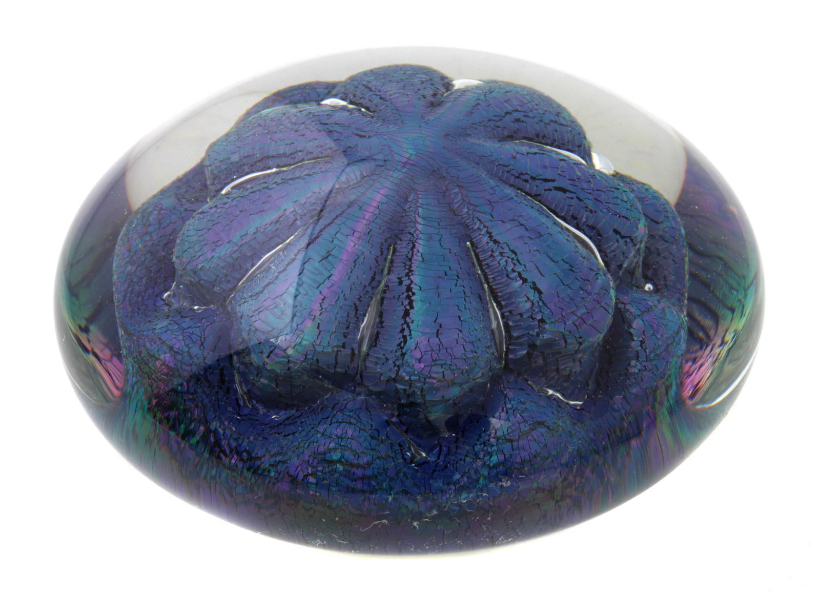 A ROBERT EICKHOLT ART GLASS PAPERWEIGHT 1996: A collectible vintage art glass paperweight by Eickholt Glass, Columbus, Ohio. Paperweight design made with a blue base inside, transforming into a blue flower. Signed on the bottom: Eickholt, 1996.Ro