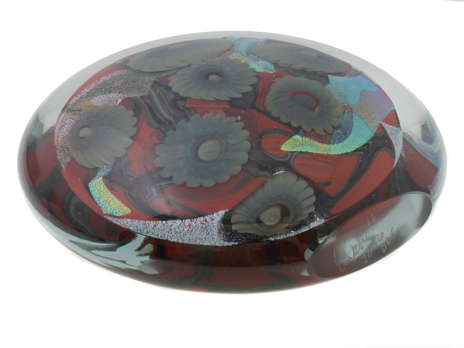 A VINTAGE ROBERT EICKHOLT ART GLASS PAPERWEIGHT: A stunning Robert Eickholt art glass paperweight. This piece has a beautiful floral design and gilded accents, signed and dated 2006 at the bottom. Eickholt is a renowned glass artisan who studied at 