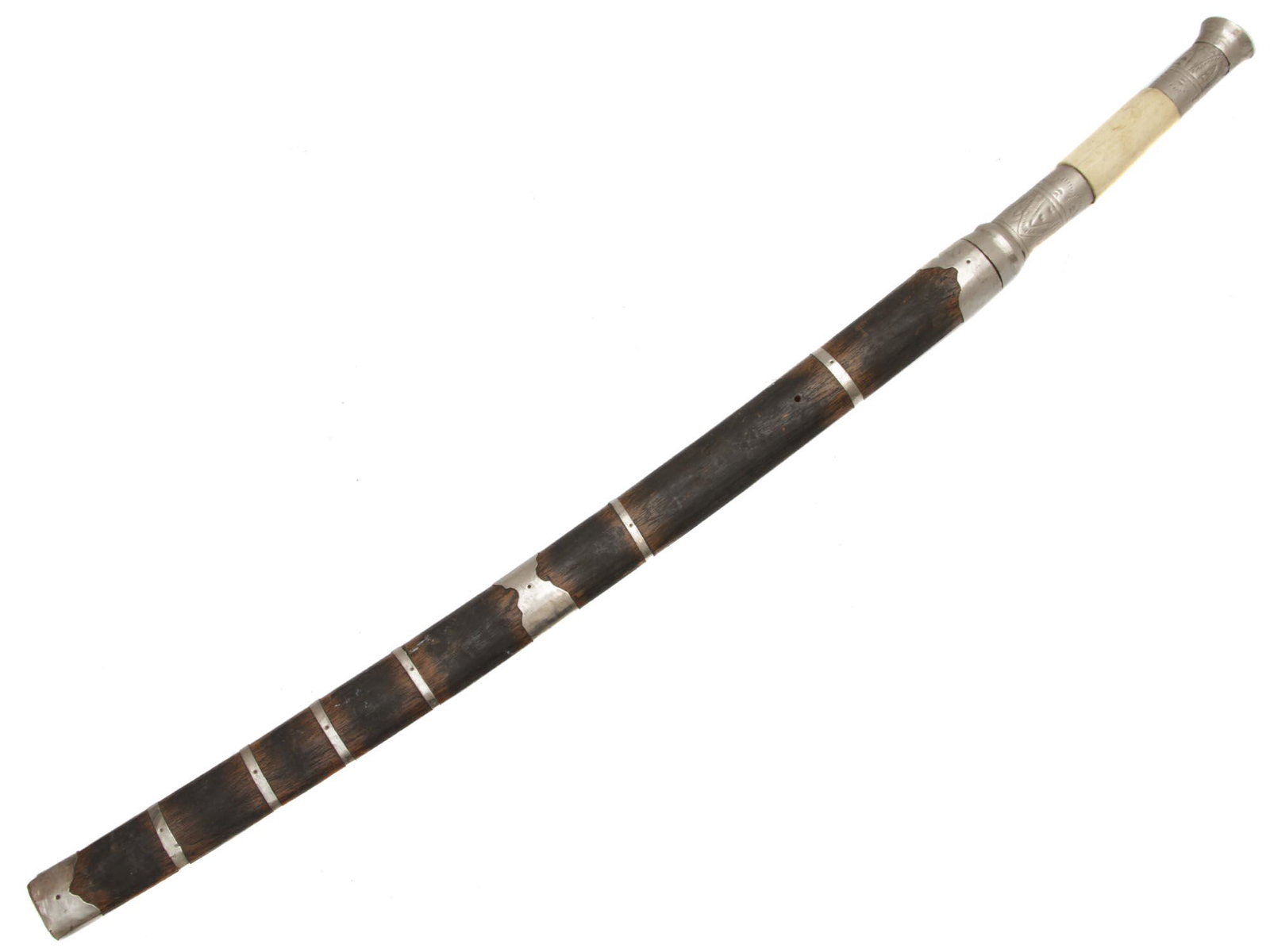 AN ANTIQUE BURMESE DHA SWORD 19TH C.: An antique Burmese fighting sword Dha. Oblong round metal handle with embossed pattern and a bone inlay. At the base of the blade, there is an engraving with a floral pattern on both sides. Wooden sca