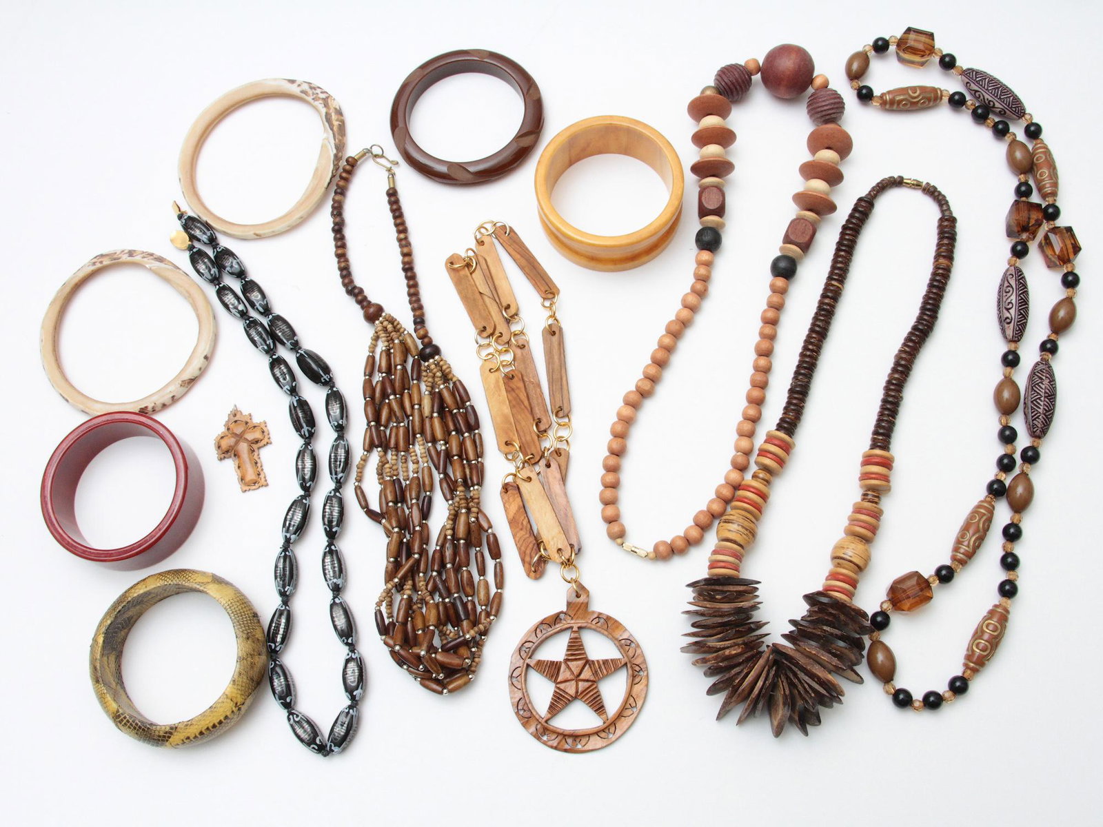 A VINTAGE CUSTOM JEWELRY NECKLACE BRACELET WOOD: A lot of vintage custom jewelry items. Included: Carved wood necklace with stones, wooden beads necklace, Wood multiple-strands layered necklace, Wood necklace with star shape pendant, Bakelite Bracel