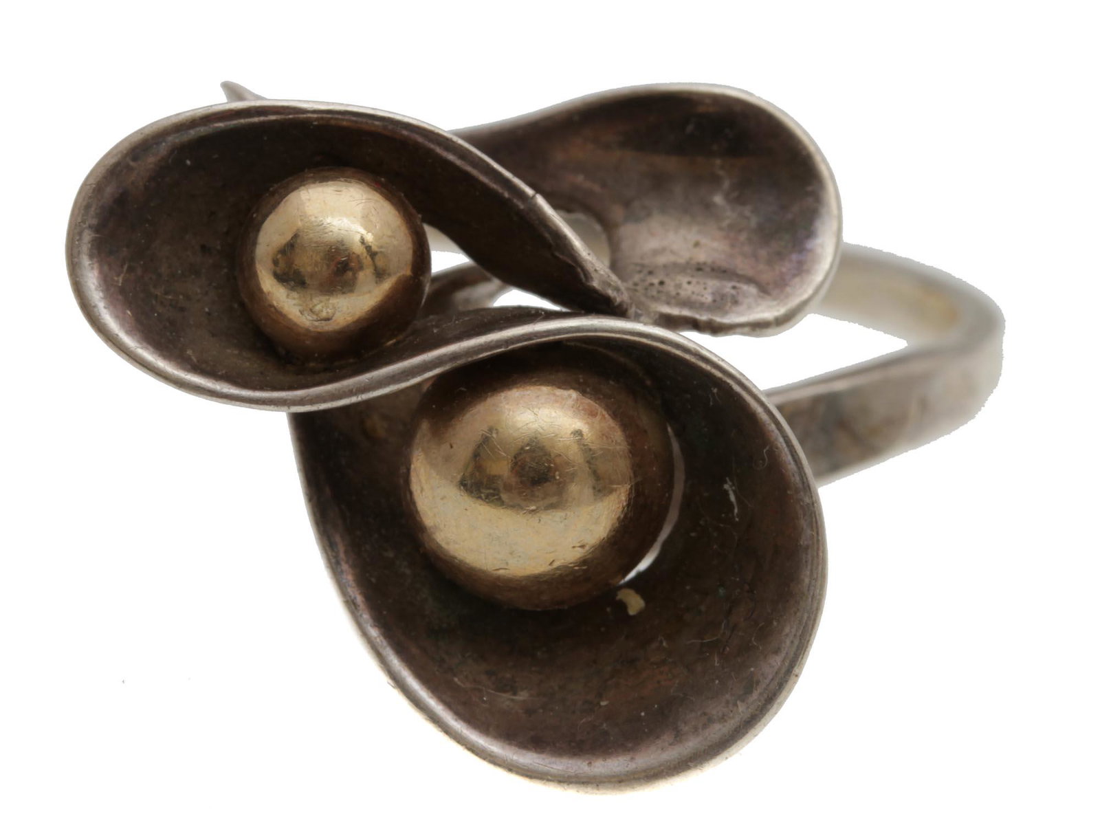 A VINTAGE STERLING SILVER RING: An elegant vintage sterling silver ring. Intricately shaped ring with an ornament similar to a writhing ribbon with three golden-tone balls. Marked: STERLING.Weight: 7 g. Dimensions: N/A