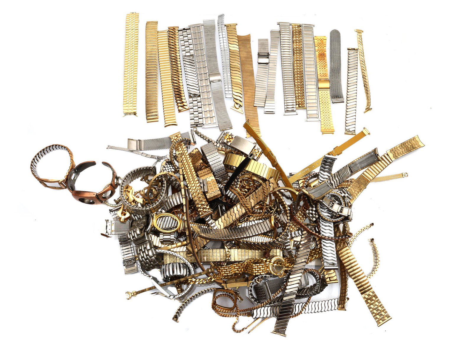 A LOT OF VINTAGE WRISTWATCHES AND BRACELETS: A lot of vintage women, men and unisex wristwatches and gold tone and silver tone bracelets from the watch from different famous manufacturers. Dimensions: Various sizes.