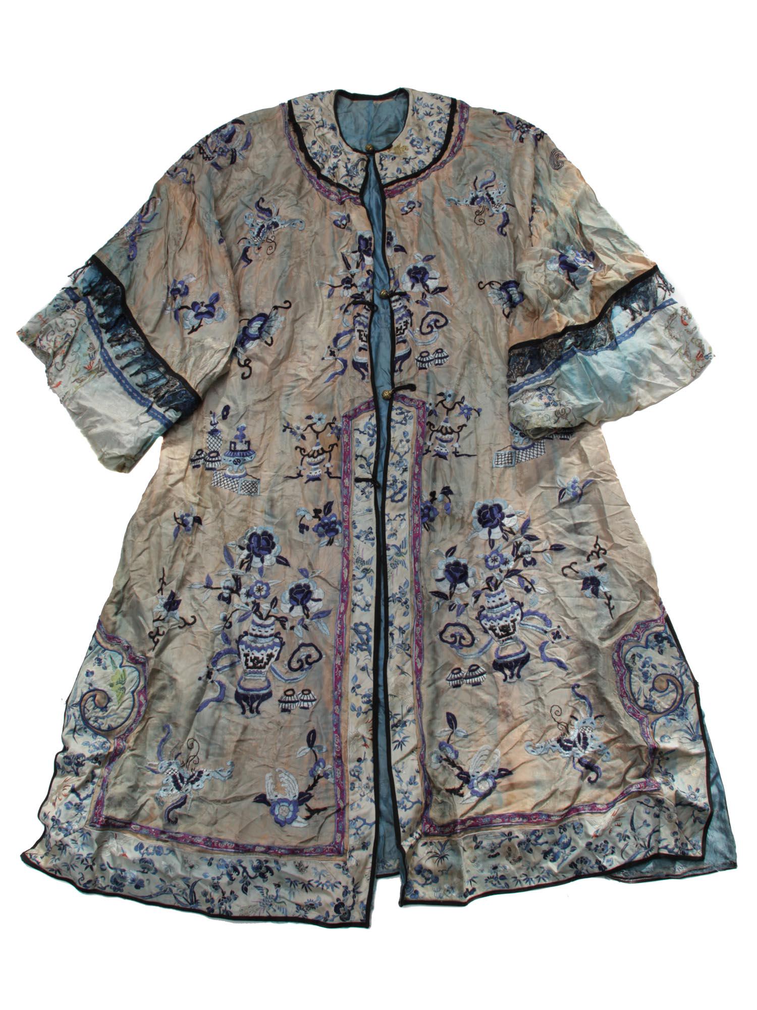 A VINTAGE CHINESE WOVEN SILK ROBE (1 of 9)