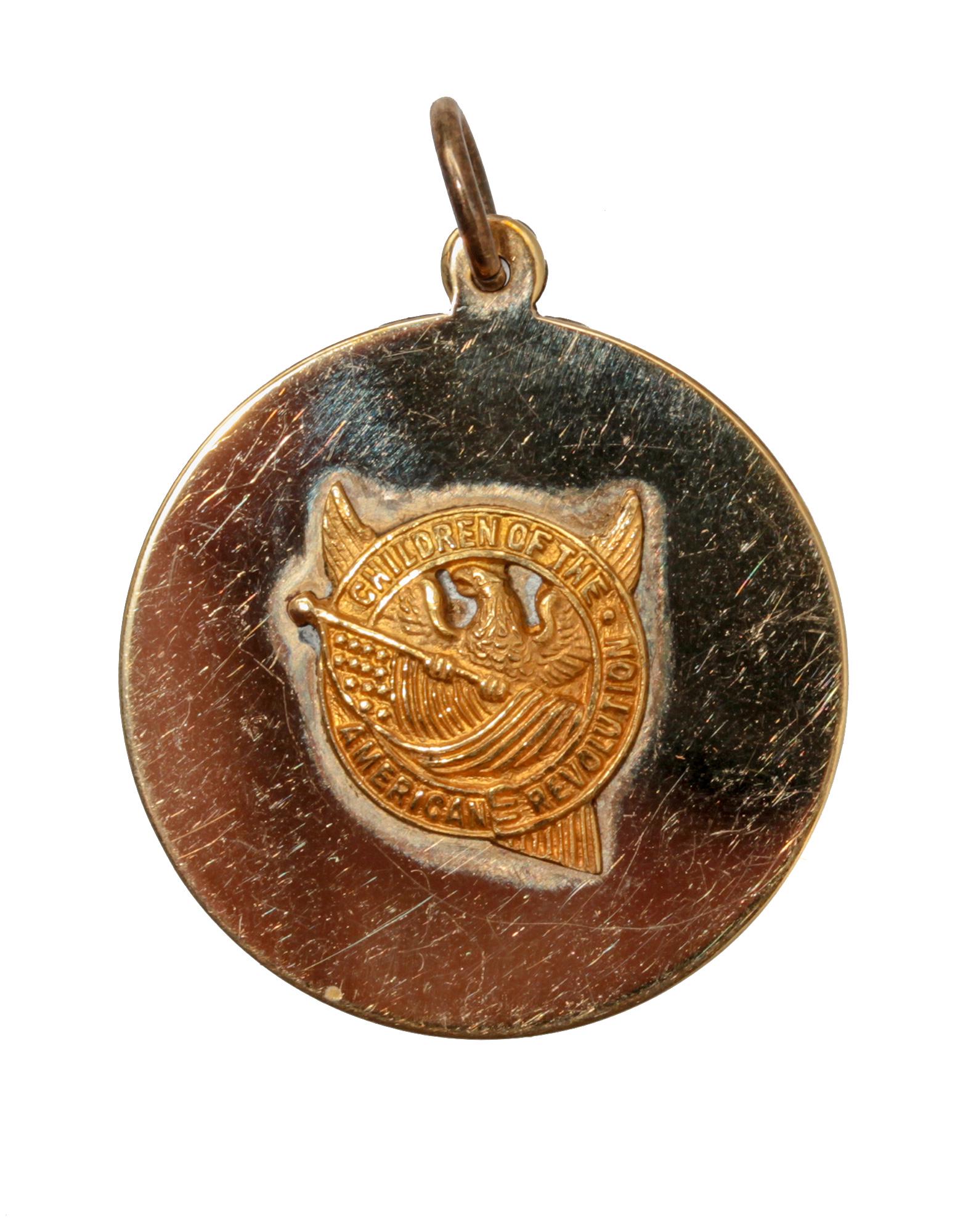A GOLD CHILDREN OF THE AMERICAN REVOLUTION PENDANT (1 of 2)
