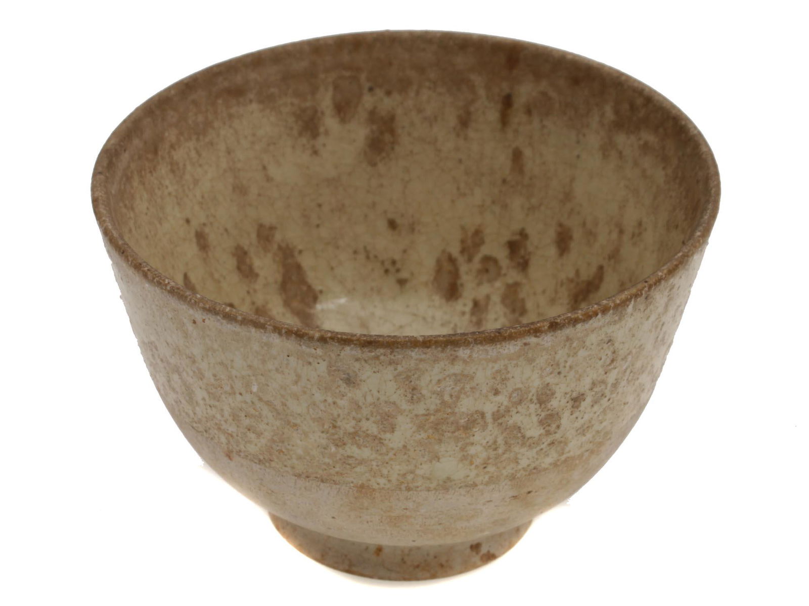 AN ANTIQUE CHINESE PORCELAIN TEA BOWL, 18TH C. (1 of 4)