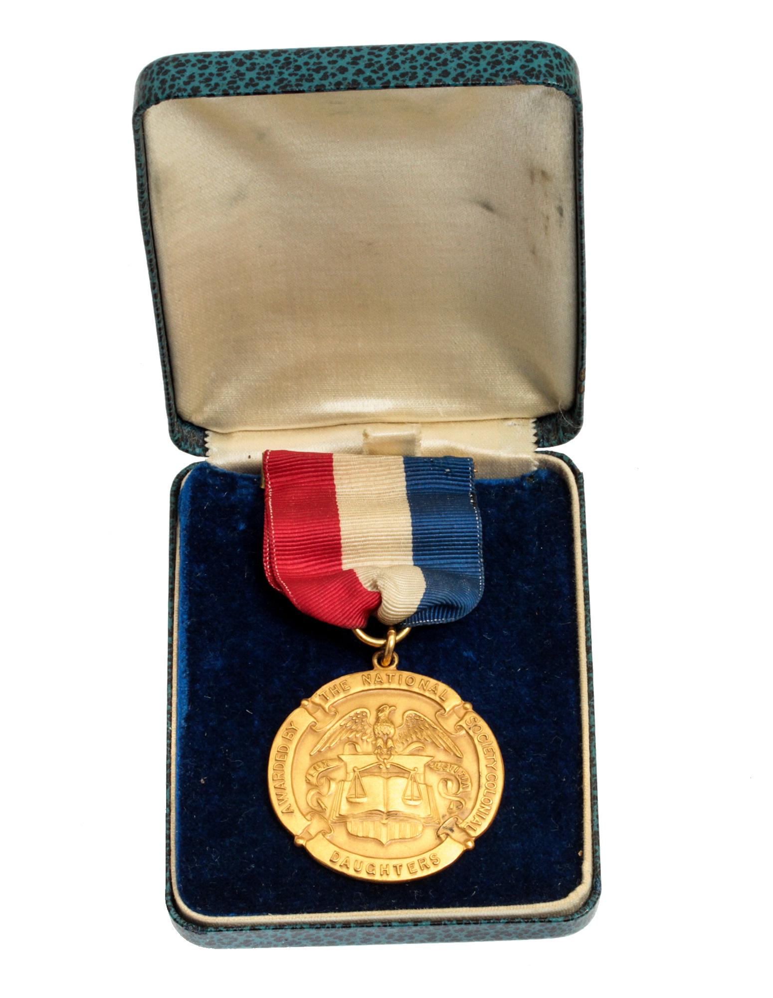 A NATIONAL SOCIETY OF COLONIAL DAUGHTERS MEDAL (1 of 4)