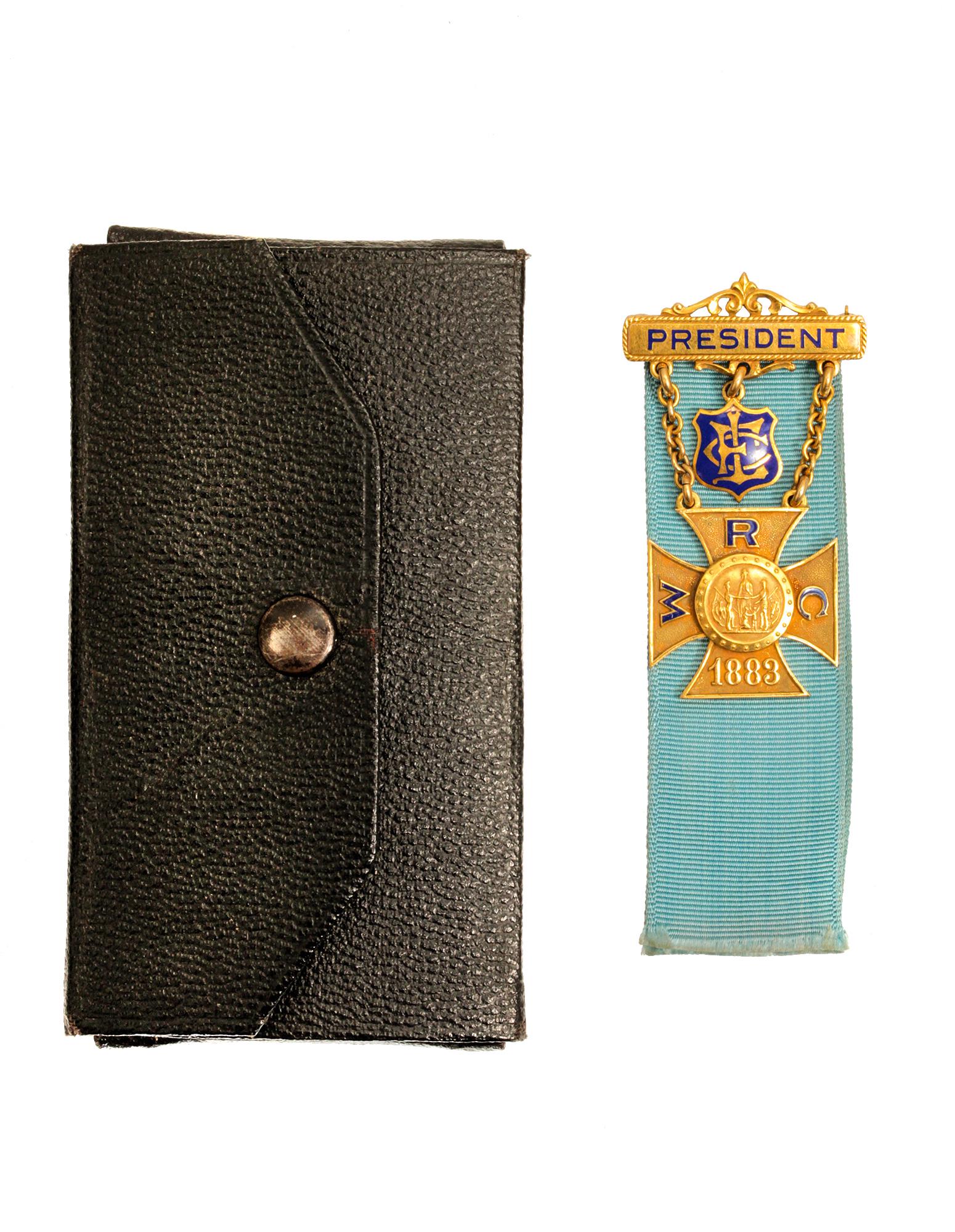 A WOMAN'S RELIEF CORPS GOLD-PLATED BADGE & RIBBON (1 of 5)