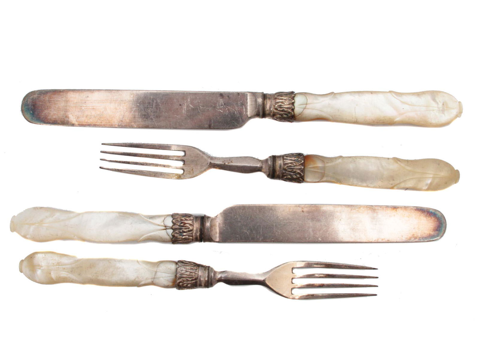 A SET OF FOUR VICTORIAN MOTHER OF PEARL FLATWARE (1 of 2)