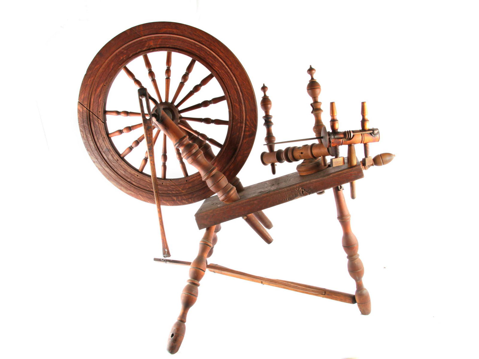 AN ANTIQUE WOODEN SPINNING WHEEL (1 of 3)