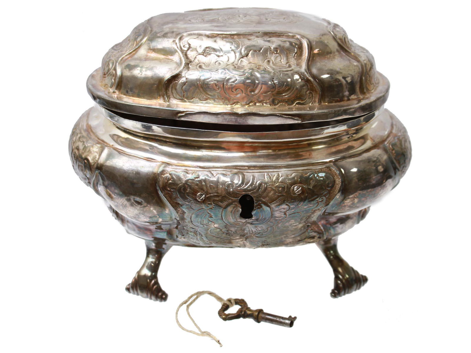 AN ANTIQUE RUSSIAN SILVER BOX 18 CENTURY: A beautiful Russian antique silver oval box on four legs, decorated with engraved floral patterns, with an attached lid and an inoperative lock hole, with a key. Marked on the bottom with Russian hall