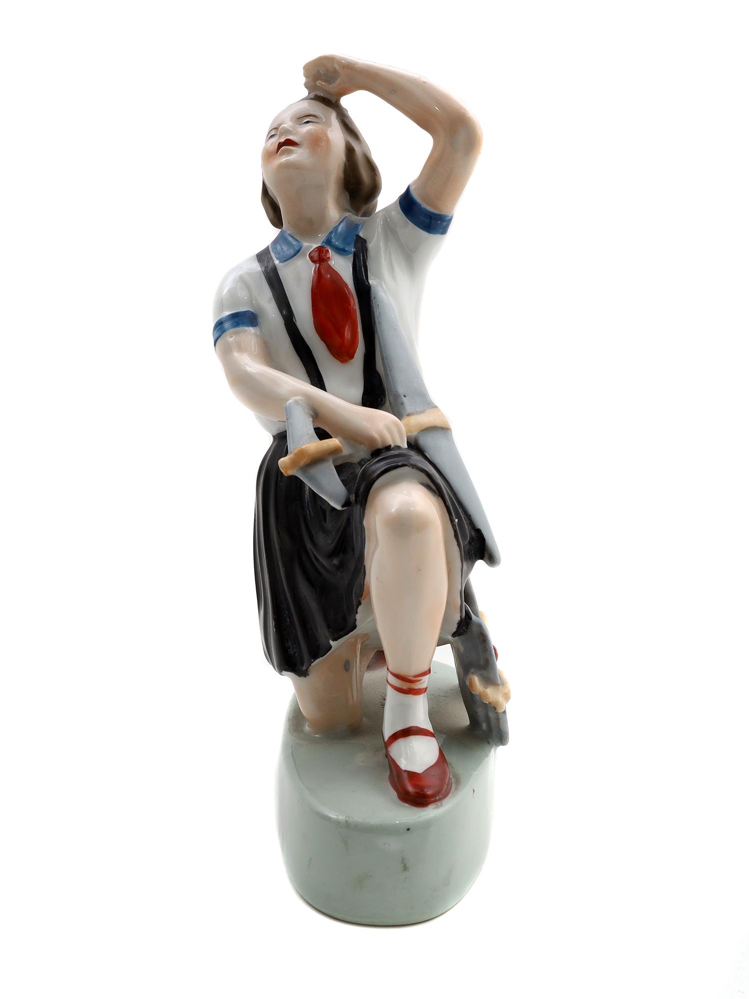 A RUSSIAN SOVIET PORCELAIN FIGURINE (1 of 6)