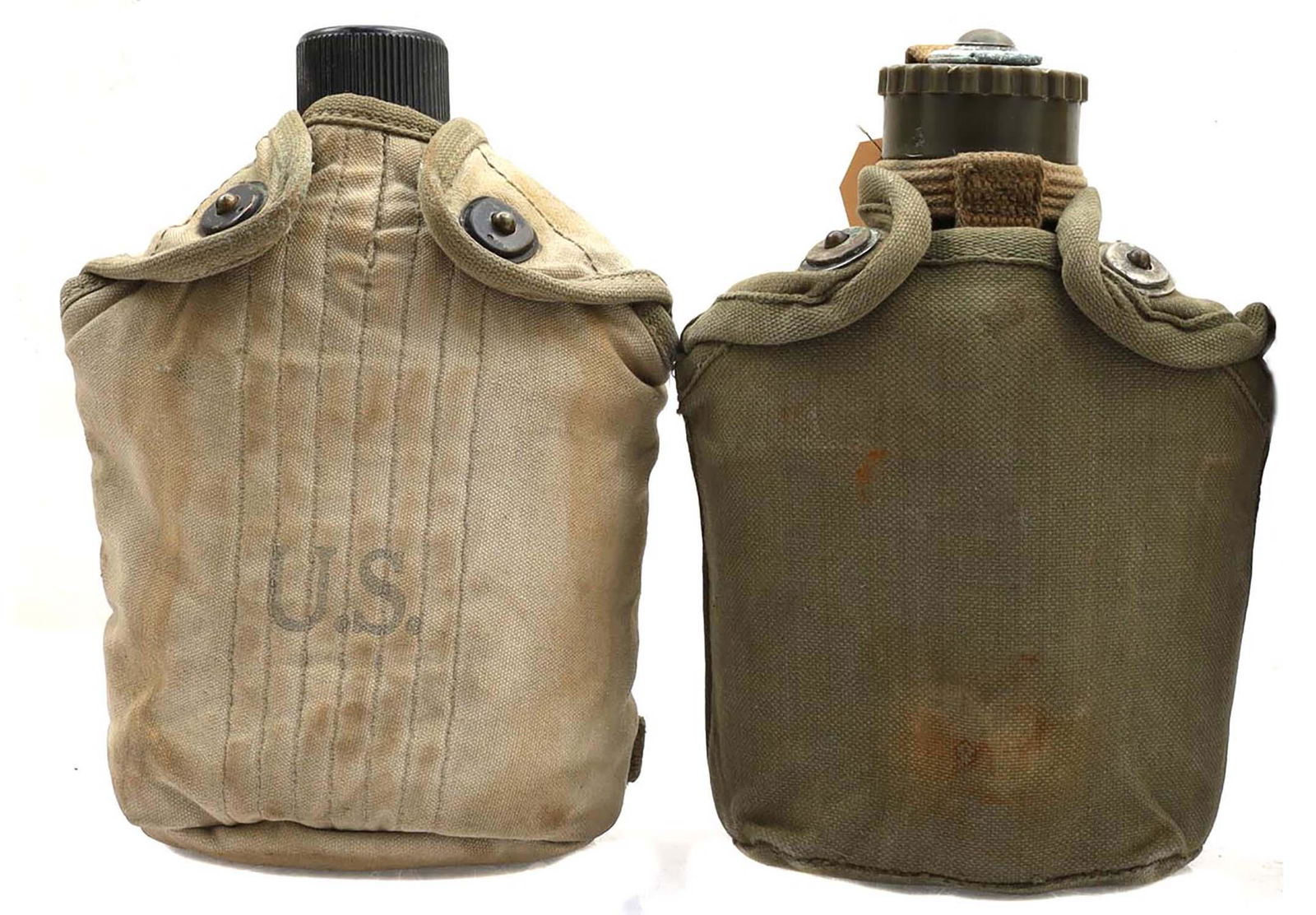 TWO US ARMY WW1 AND WW2 FLASKS CANTEENS: Both are in very good condition, marked by the manufacturer, in their original cases.