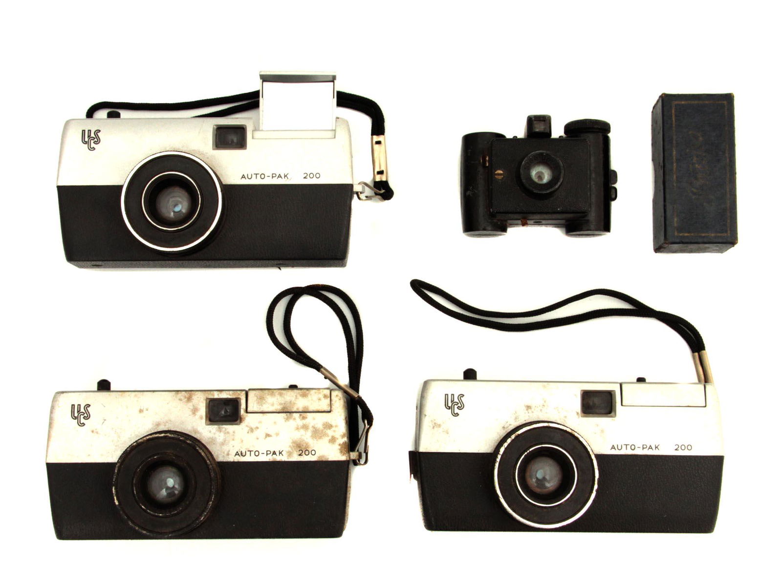 A LOT OF 3 VINTAGE PHOTO CAMERAS AND DETAILS: The lot includes 3 vintage AUTO-PAK 200 photo cameras and two parts from the same model. Dimensions: Smallest: 2 3/4 x 1 5/8 x 2 in.Largest: 5 x 2 x 2 1/2 in.Box: 2 3/4 x 1 1/4 x 1 1/8 in.
