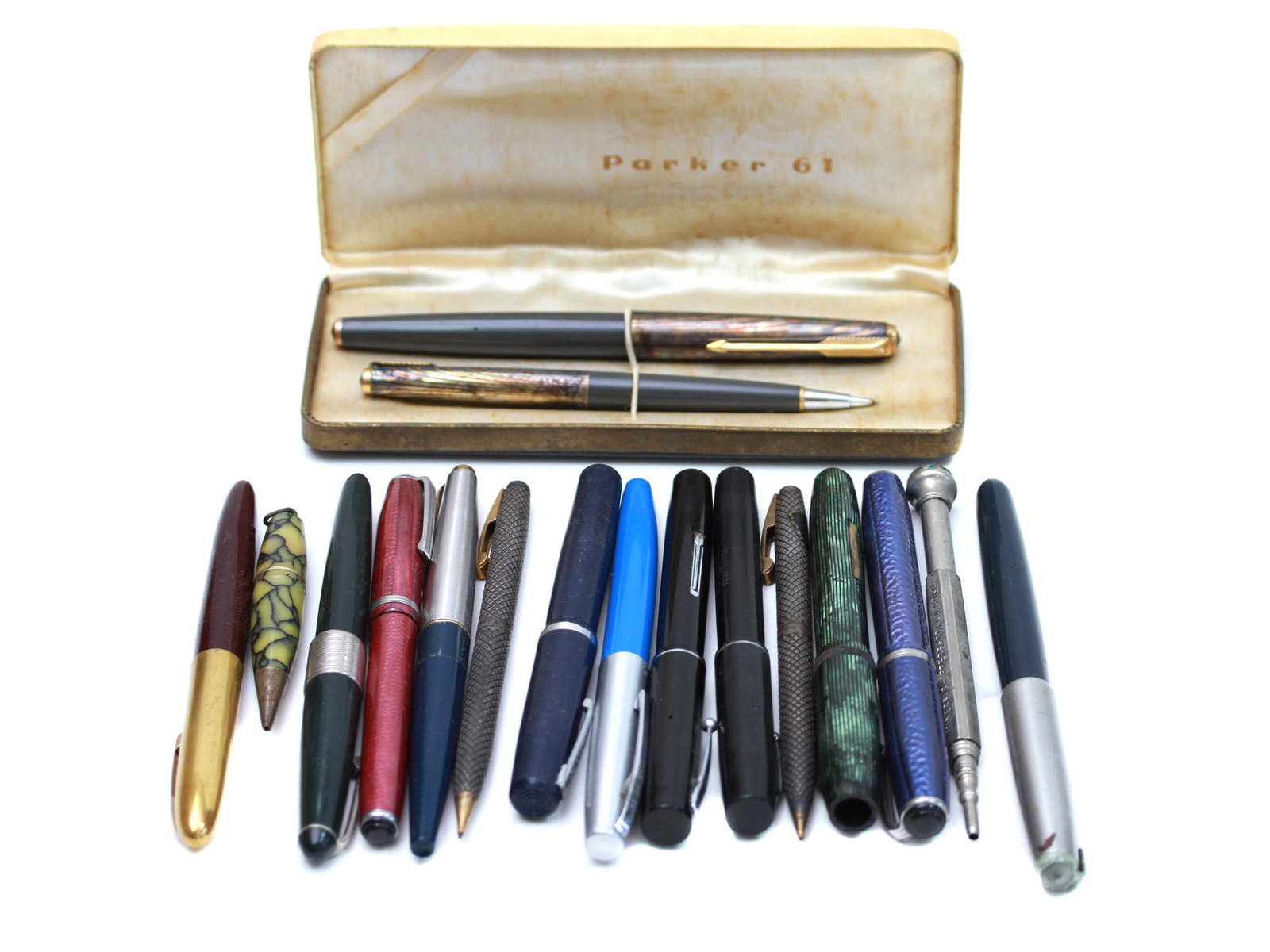 A VINTAGE COLLECTION OF SEVENTEEN FOUNTAIN PENS (1 of 11)