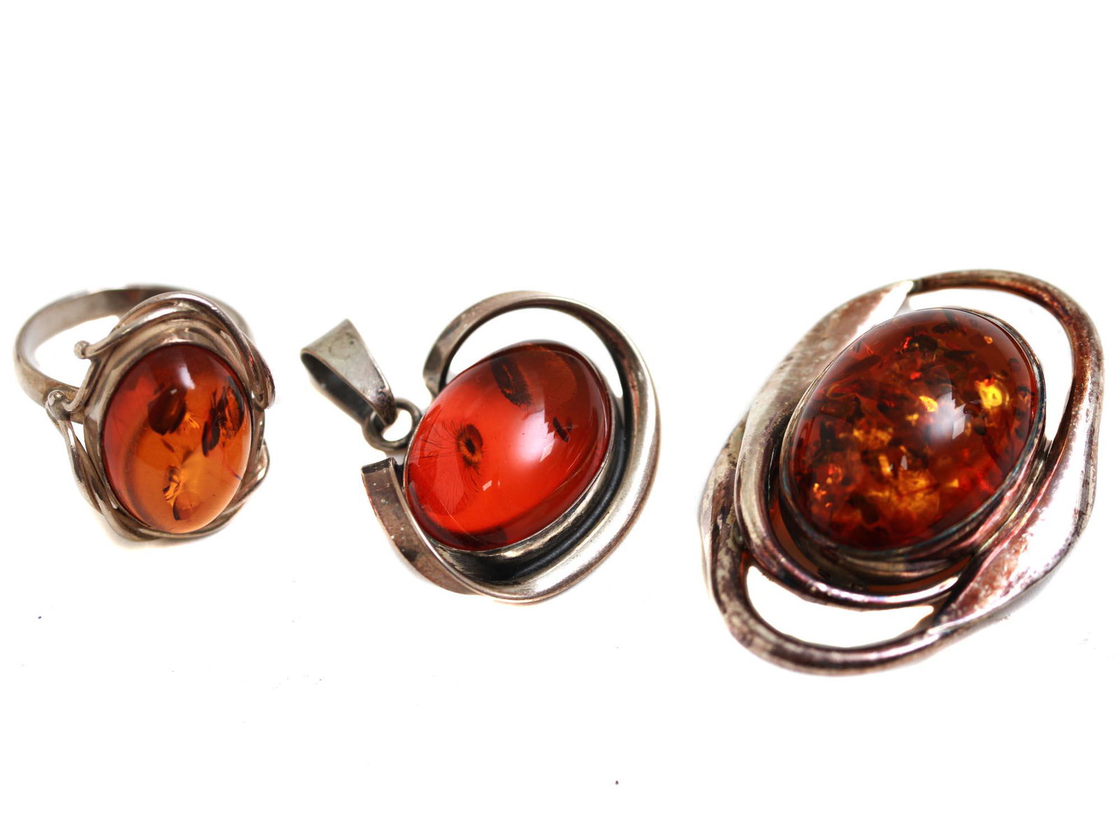 AN AMBER JEWELRY RING BROOCH AND PENDANT (1 of 11)