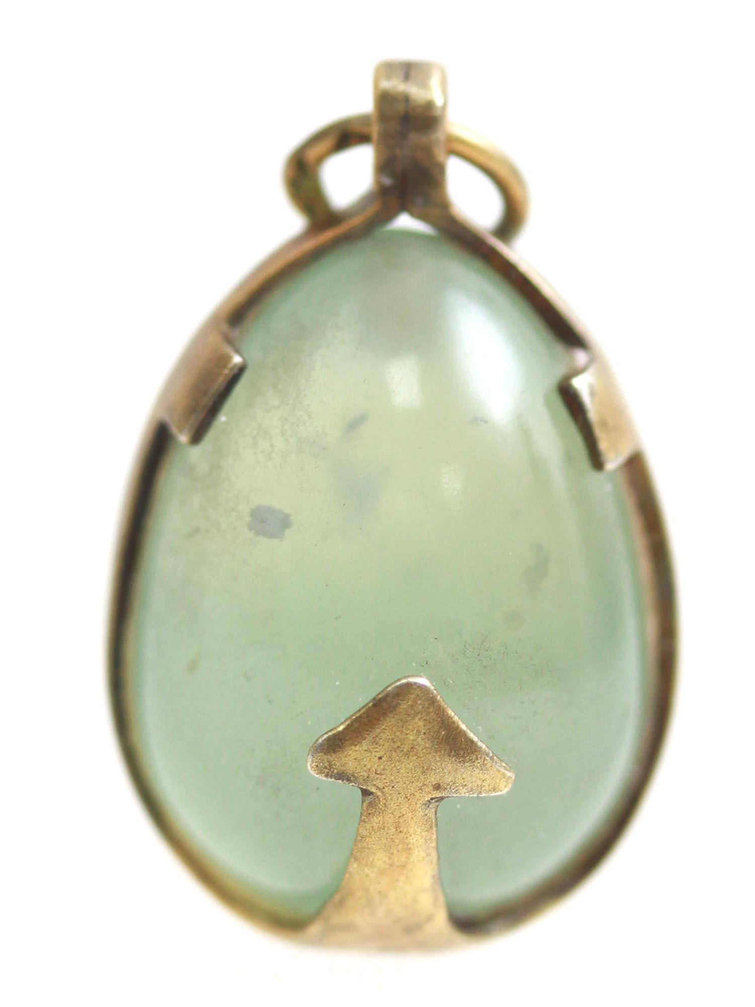 A RUSSIAN GILT SILVER AND JADE EGG PENDANT (1 of 7)
