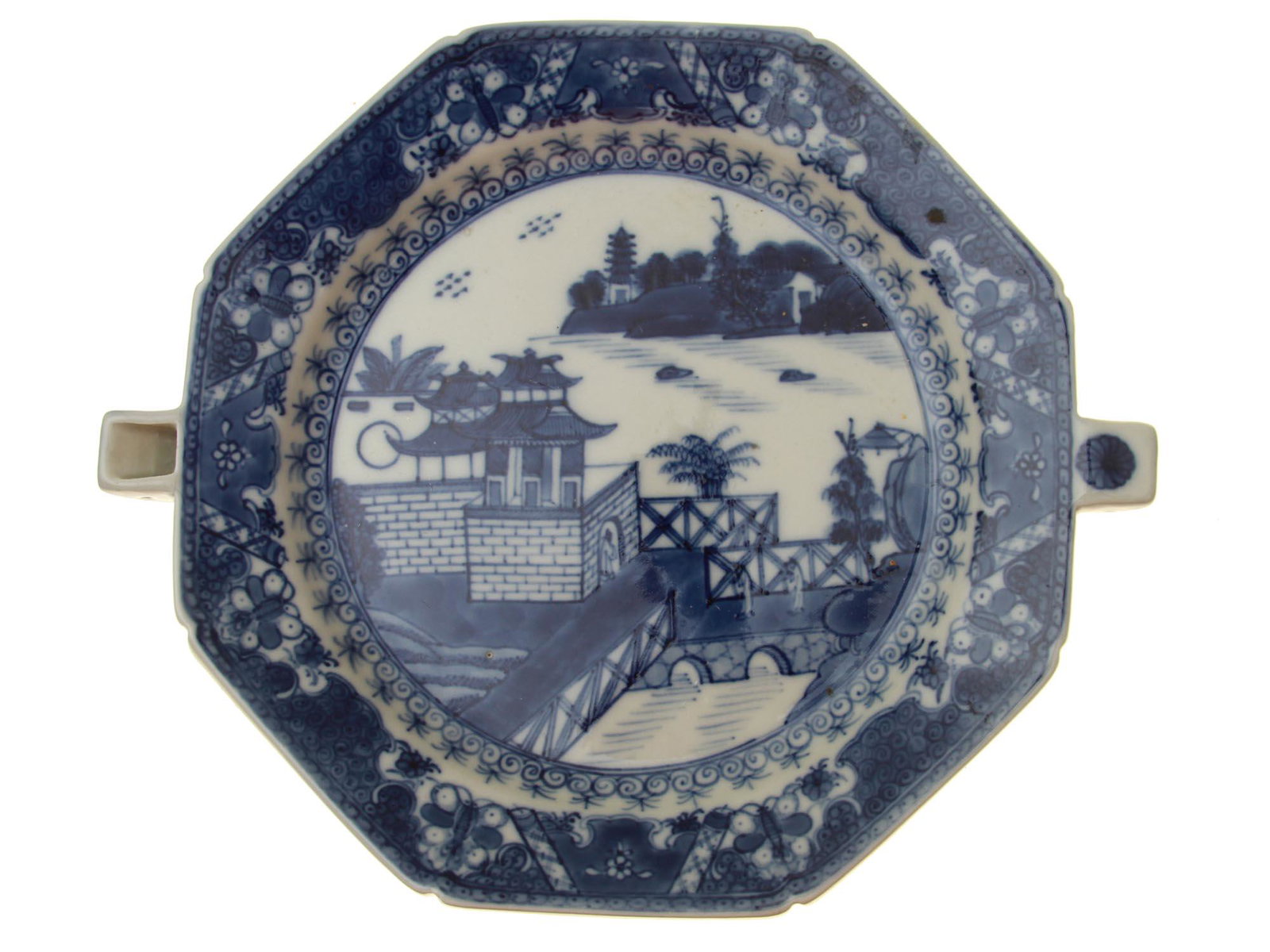 AN ANTIQUE CHINESE PORCELAIN PLATE, 19TH CEN. (1 of 5)