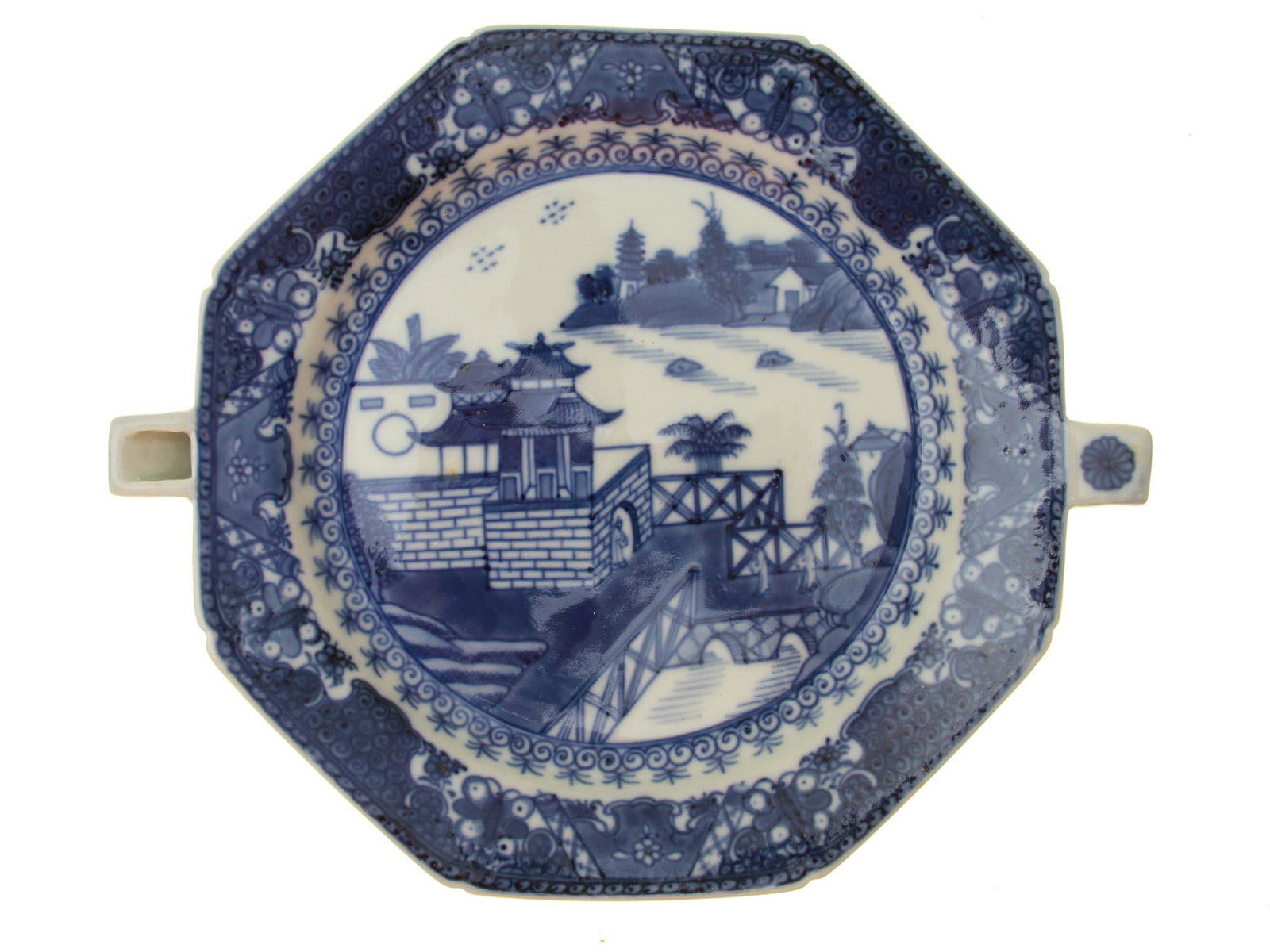 AN ANTIQUE CHINESE PORCELAIN PLATE, 19TH CEN. (1 of 5)