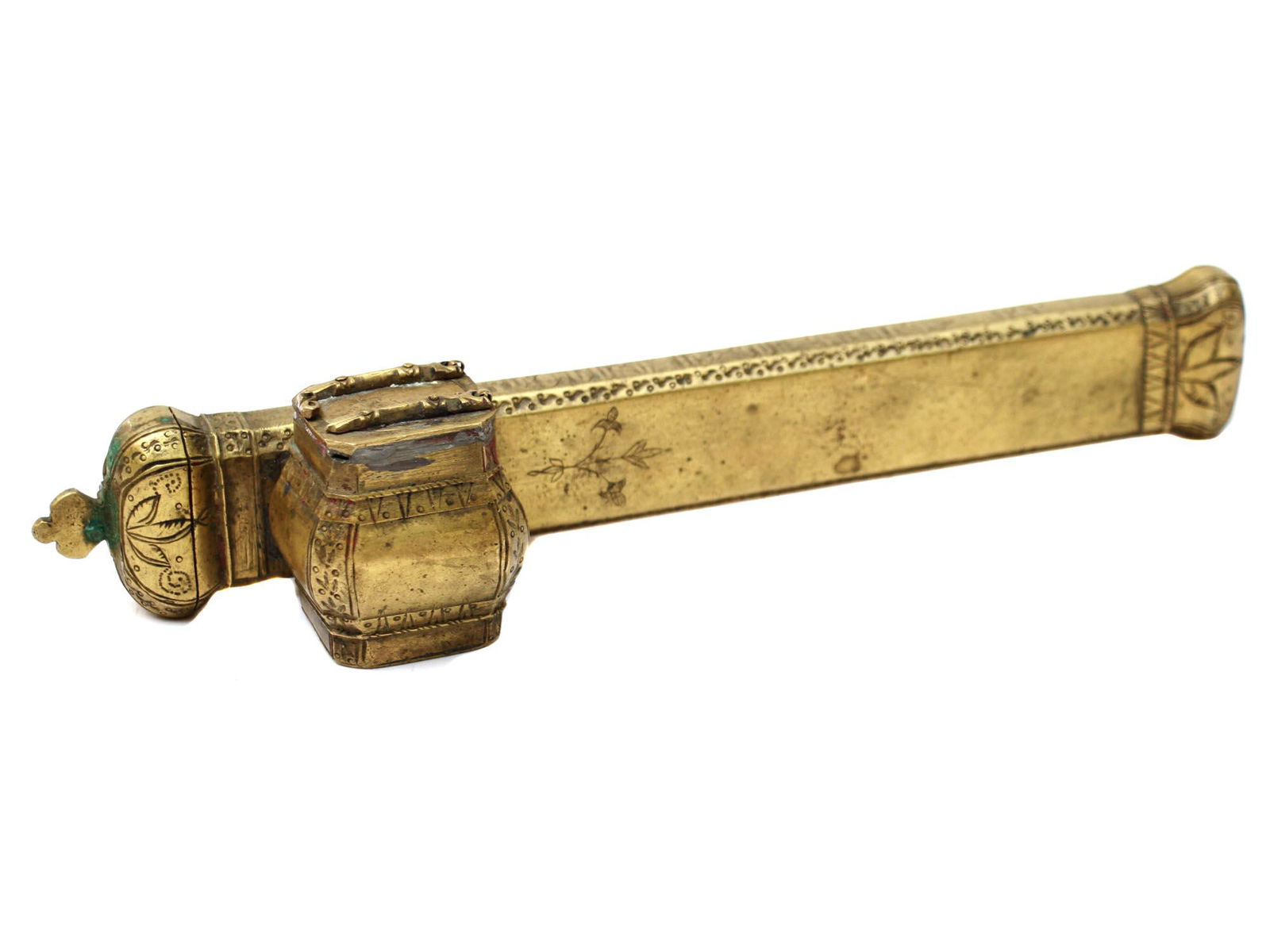 AN ANTIQUE CHINESE BRASS BRUSH HOLDER AND INKWELL (1 of 10)