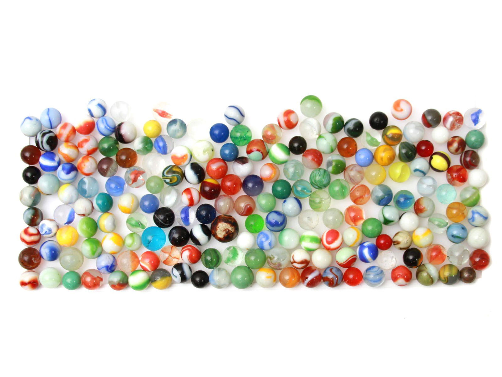 A LOT OF VINTAGE MARBLES BALLS: A large lot of Marble Balls beautifully with various combinations of colors. Dimensions: Smallest D: 14 mm.Largest D: 25 mm.