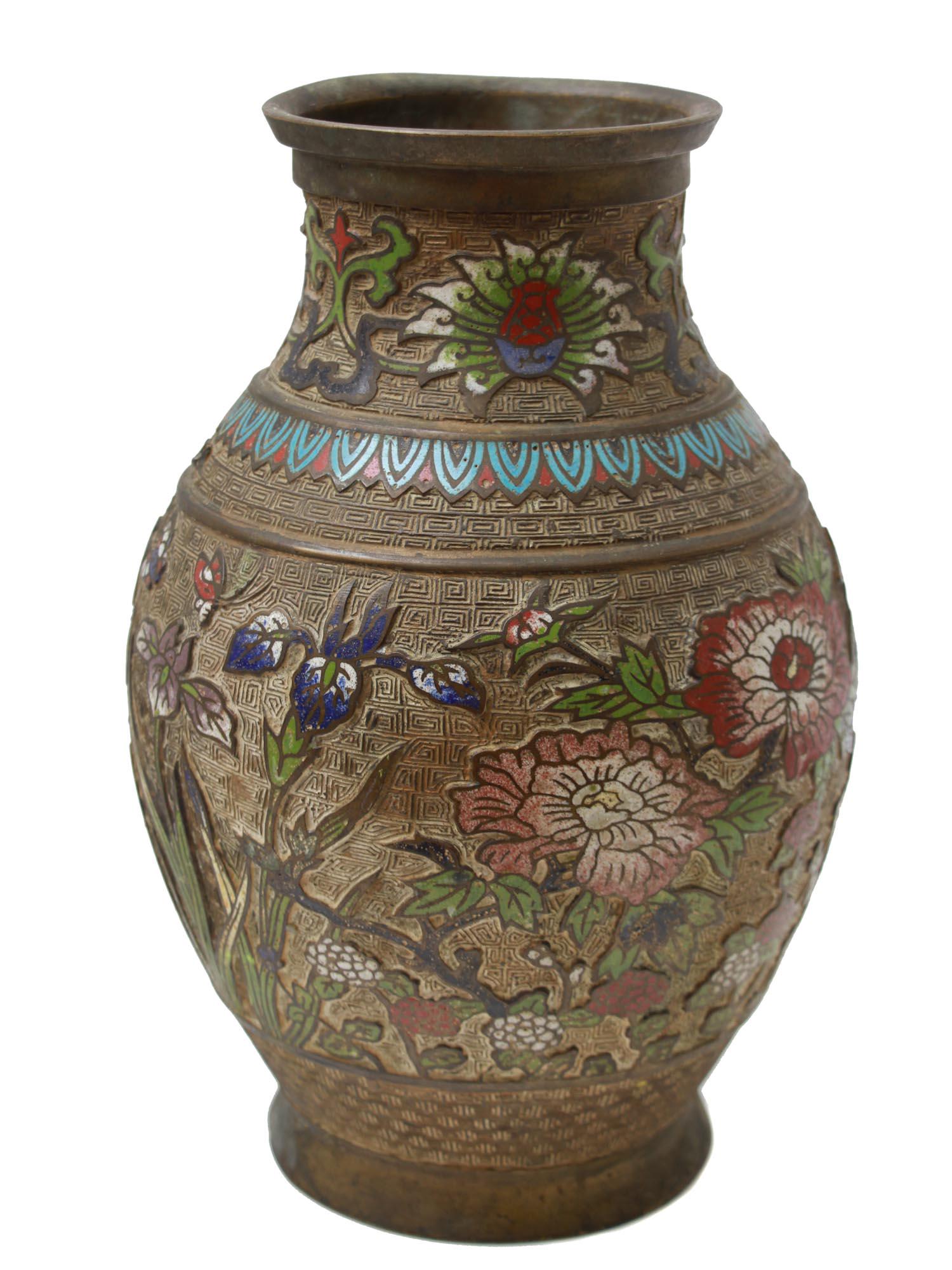 AN ANTIQUE JAPANESE CLOISONNE ENAMEL VASE CA 1900 (1 of 8)