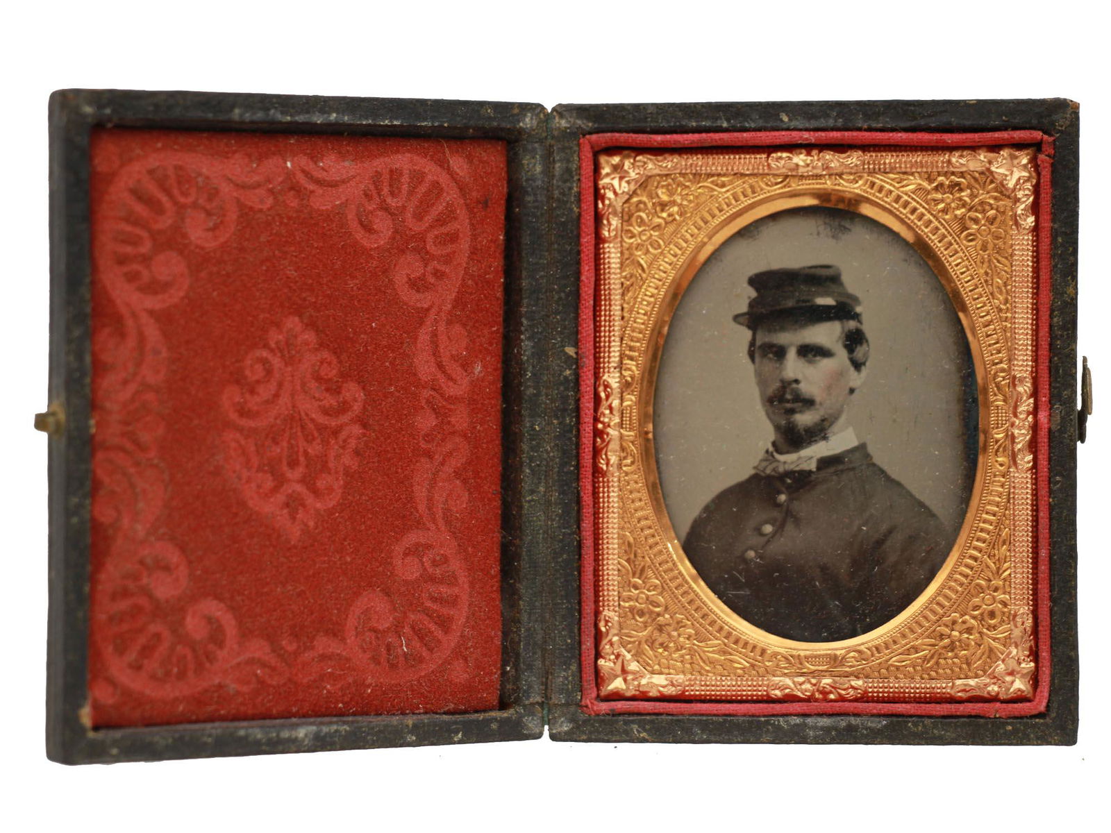 ANTIQUE AMERICAN TINTYPE OF A CIVIL WAR SOLDIER (1 of 5)