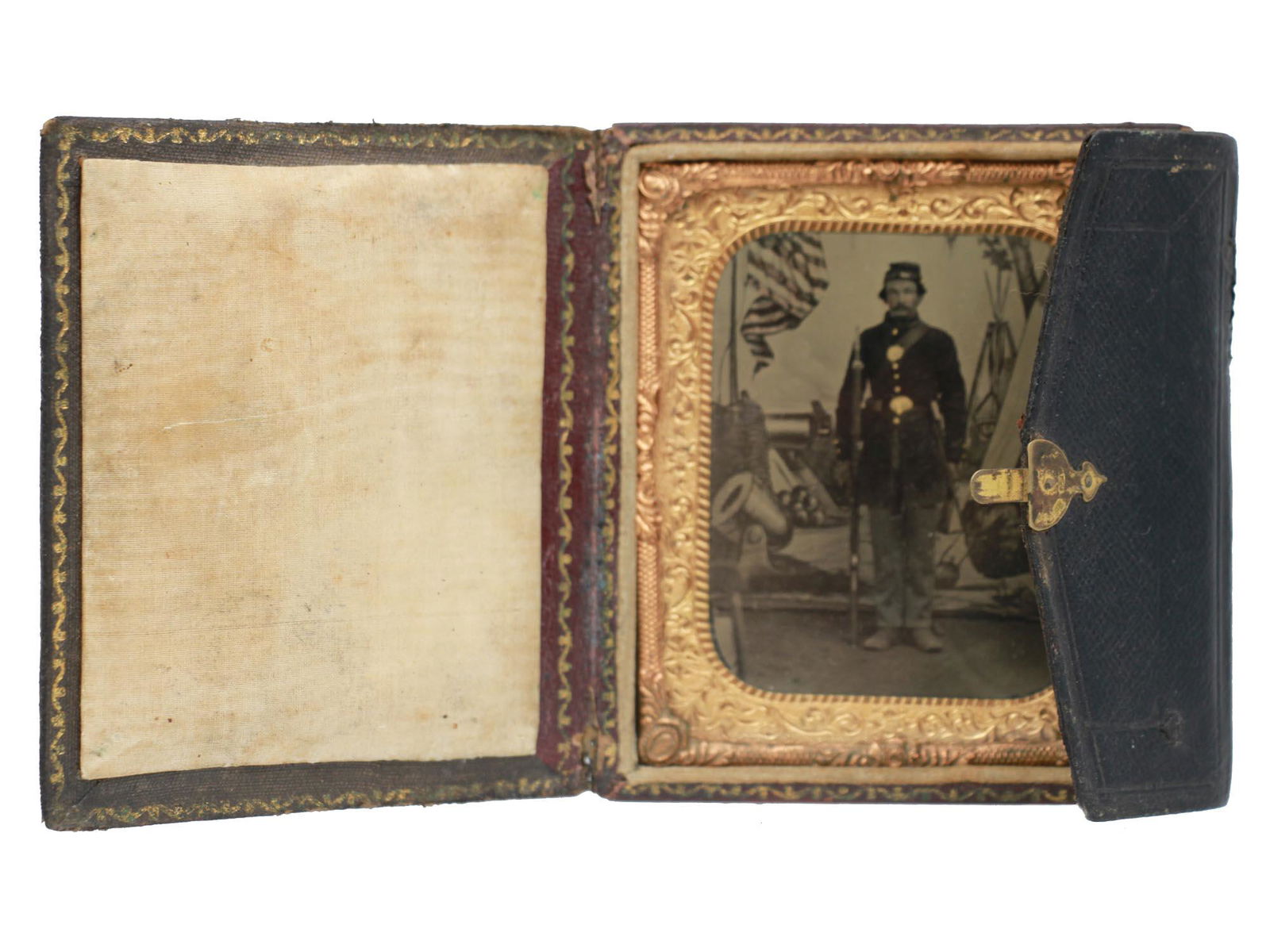 ANTIQUE AMERICAN TINTYPE OF A CIVIL WAR SOLDIER (1 of 7)